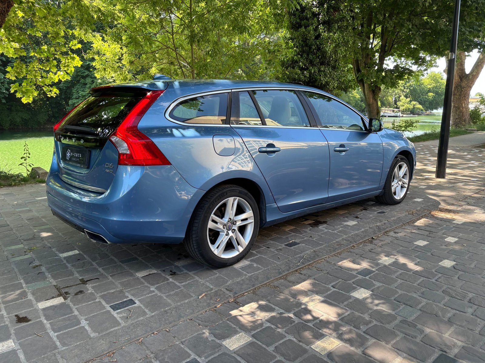 Volvo V60 Plug-in Hybrid D6 215 +70 ch AWD Xénium Geartronic A