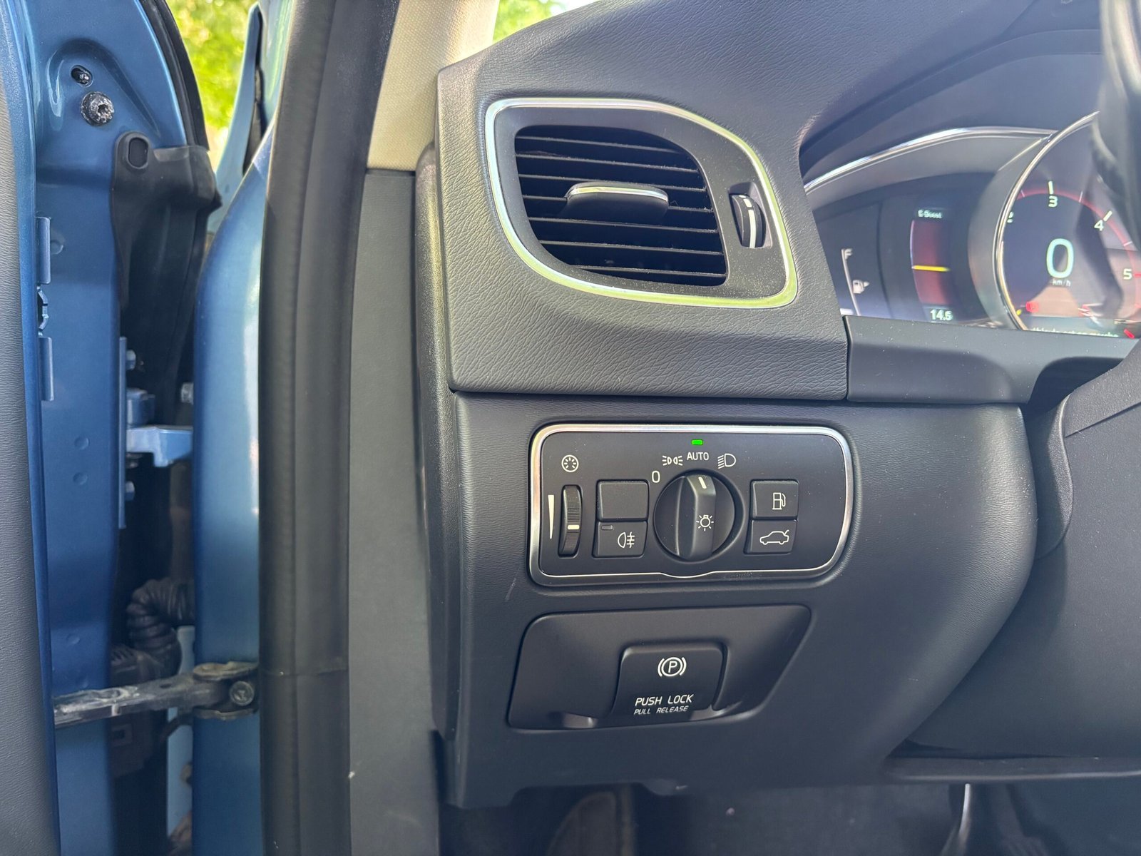 Volvo V60 Plug-in Hybrid D6 215 +70 ch AWD Xénium Geartronic A