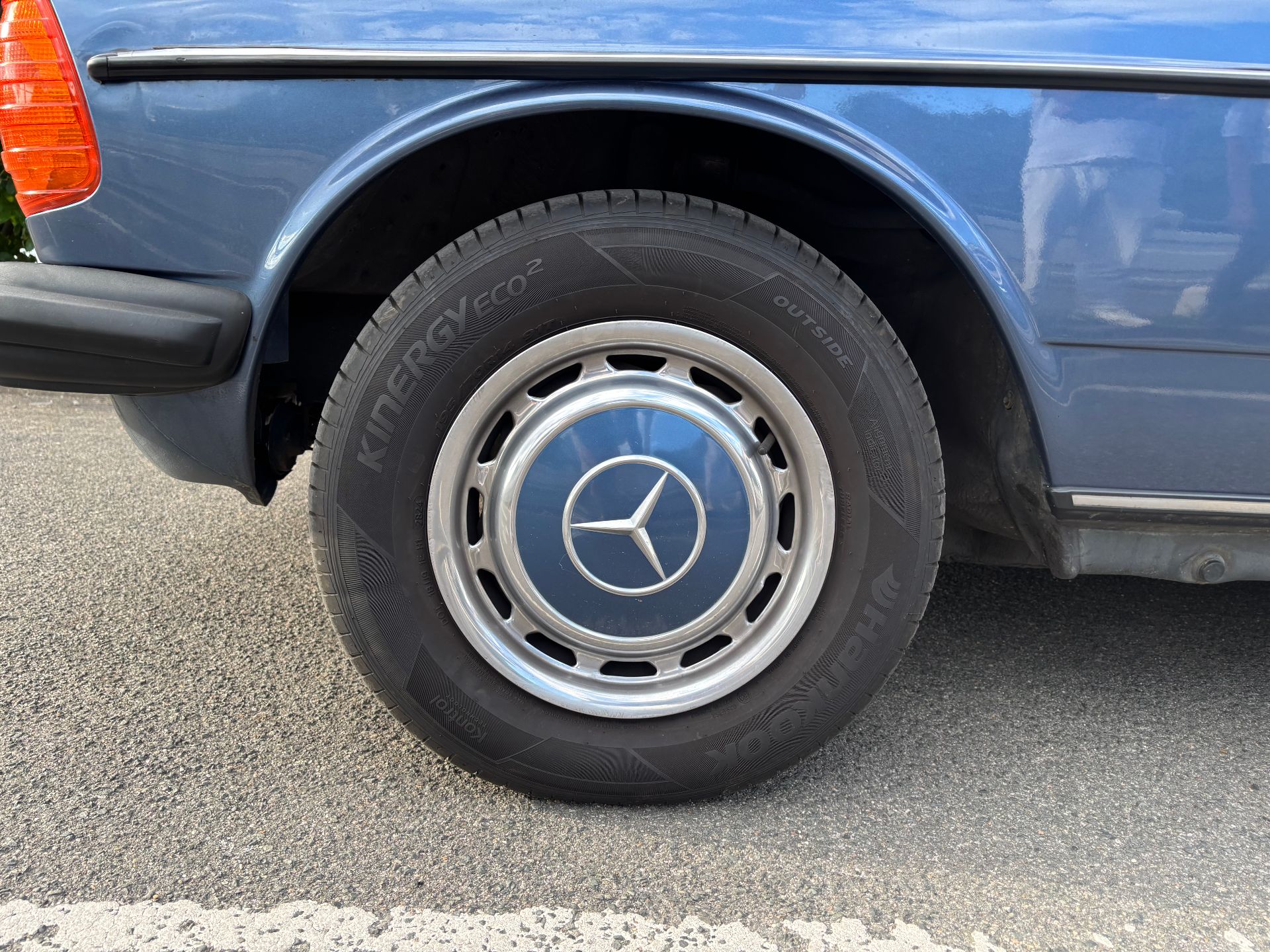 Mercedes-Benz W123 230E