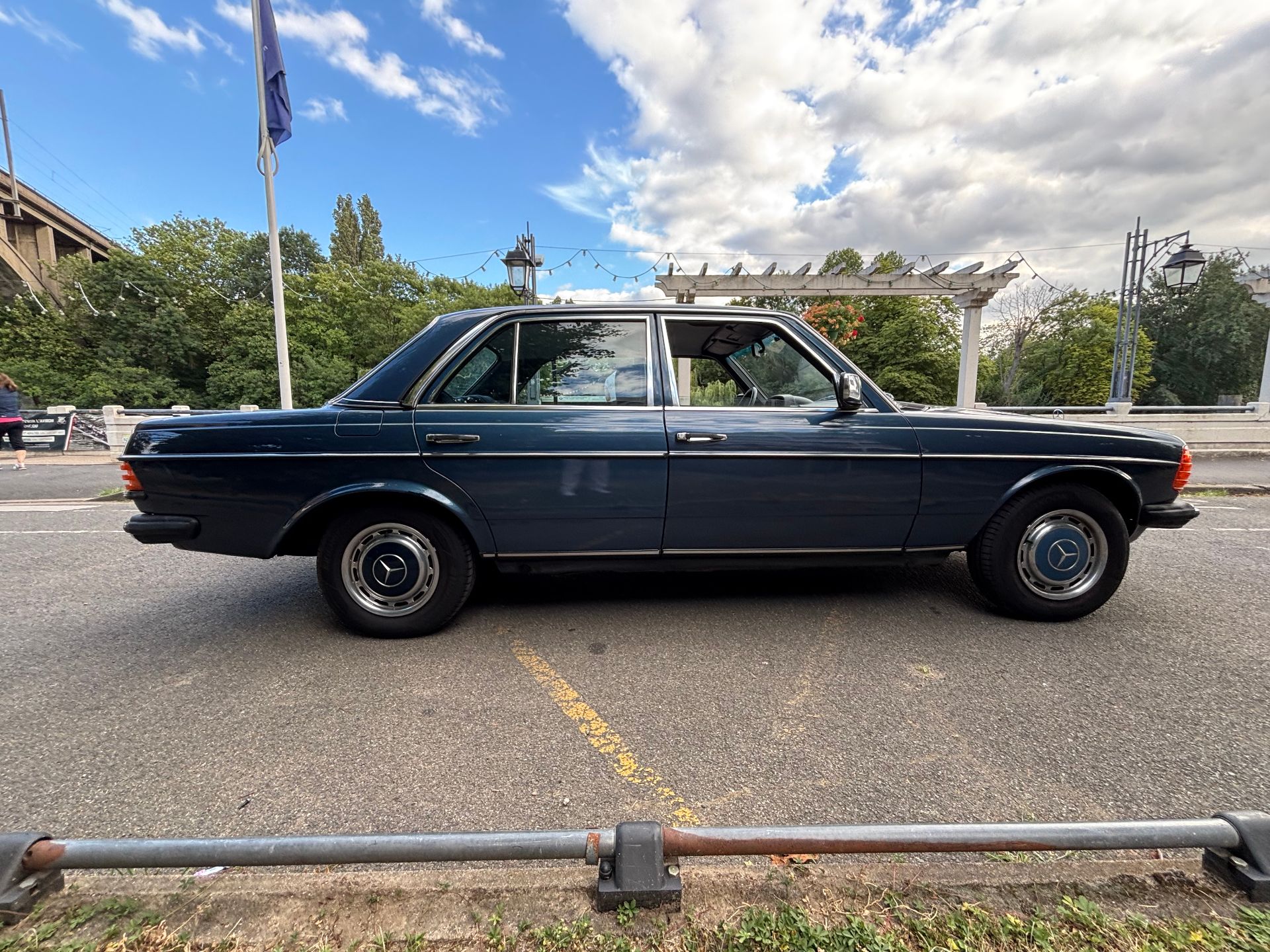 Mercedes-Benz W123 230E