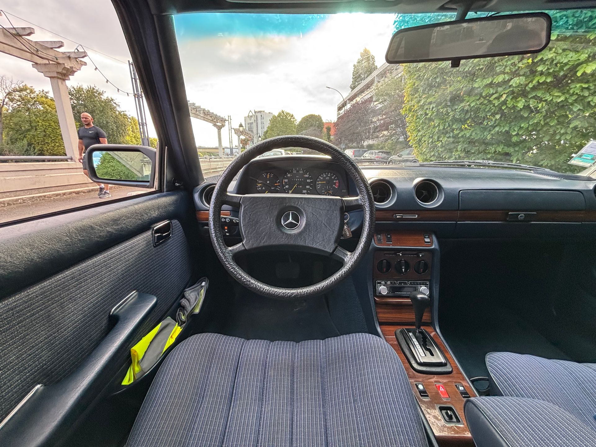 Mercedes-Benz W123 230E