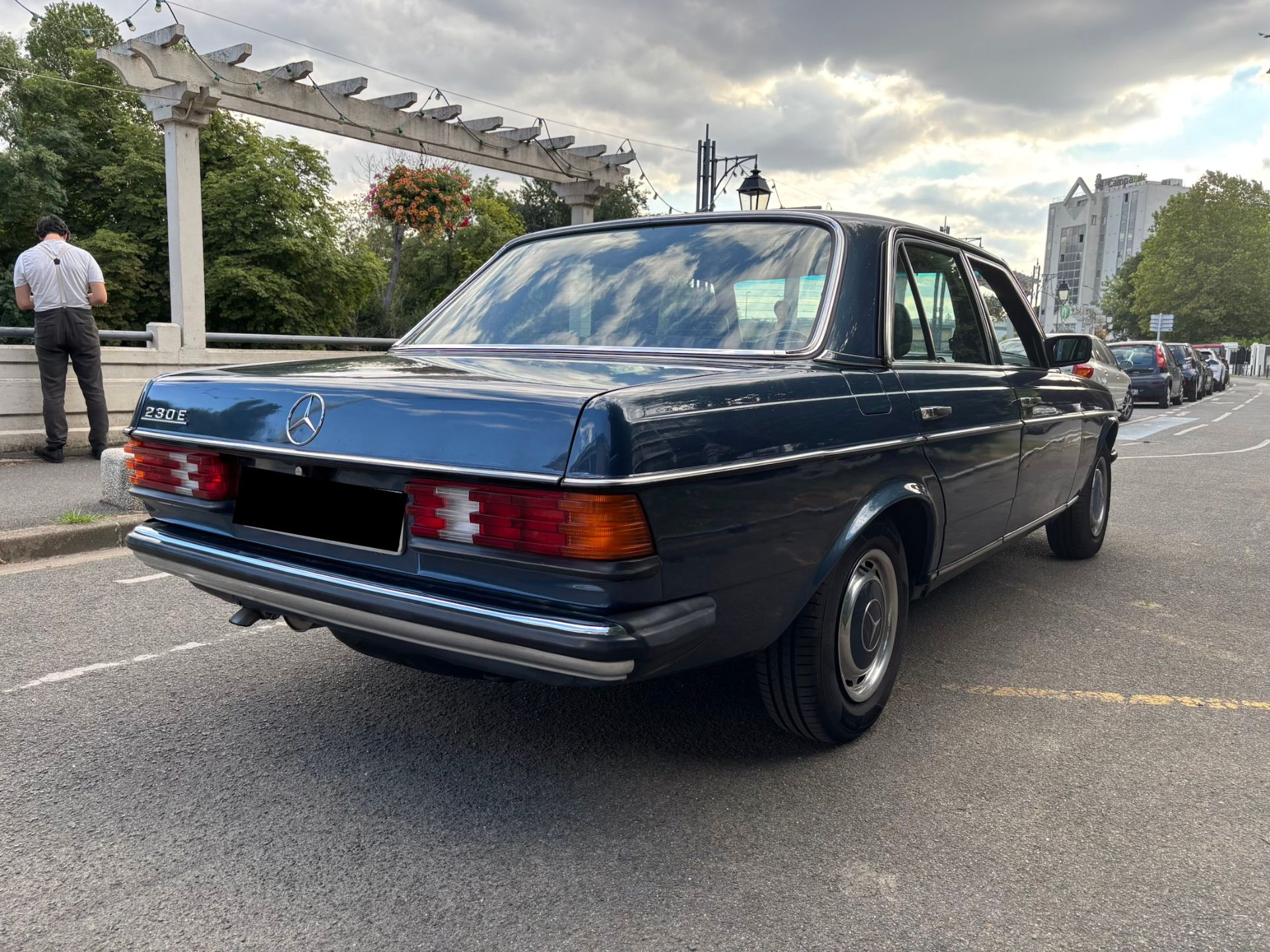 Mercedes-Benz W123 230E