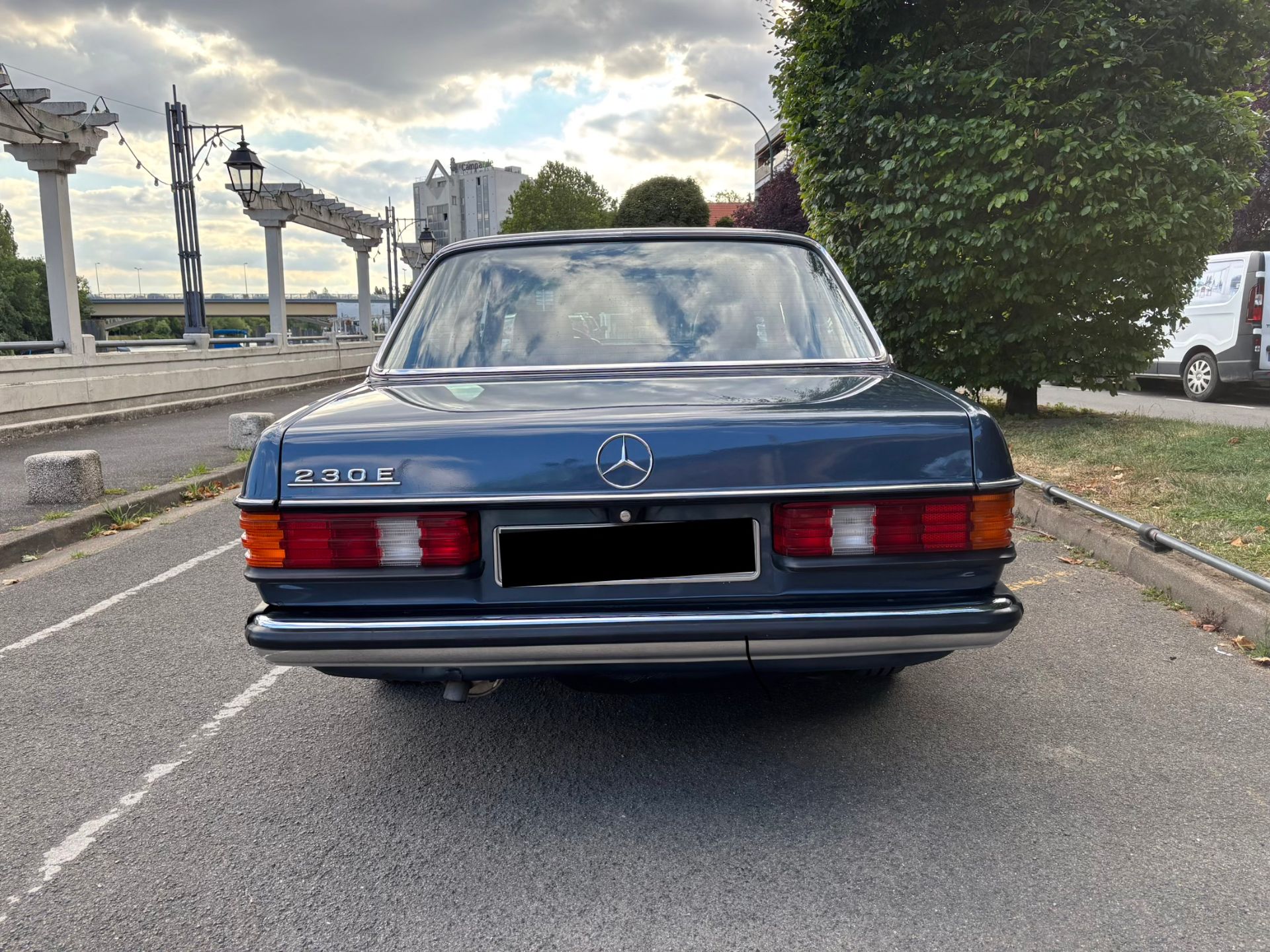 Mercedes-Benz W123 230E