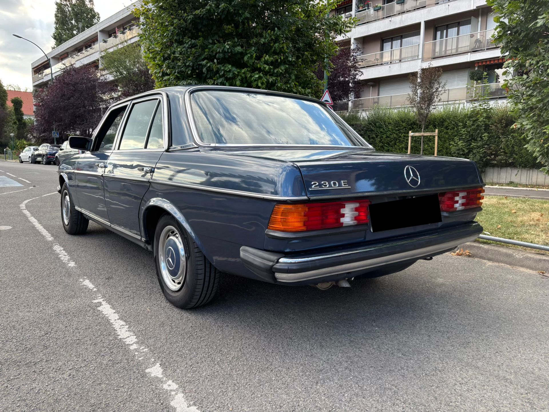 Mercedes-Benz W123 230E