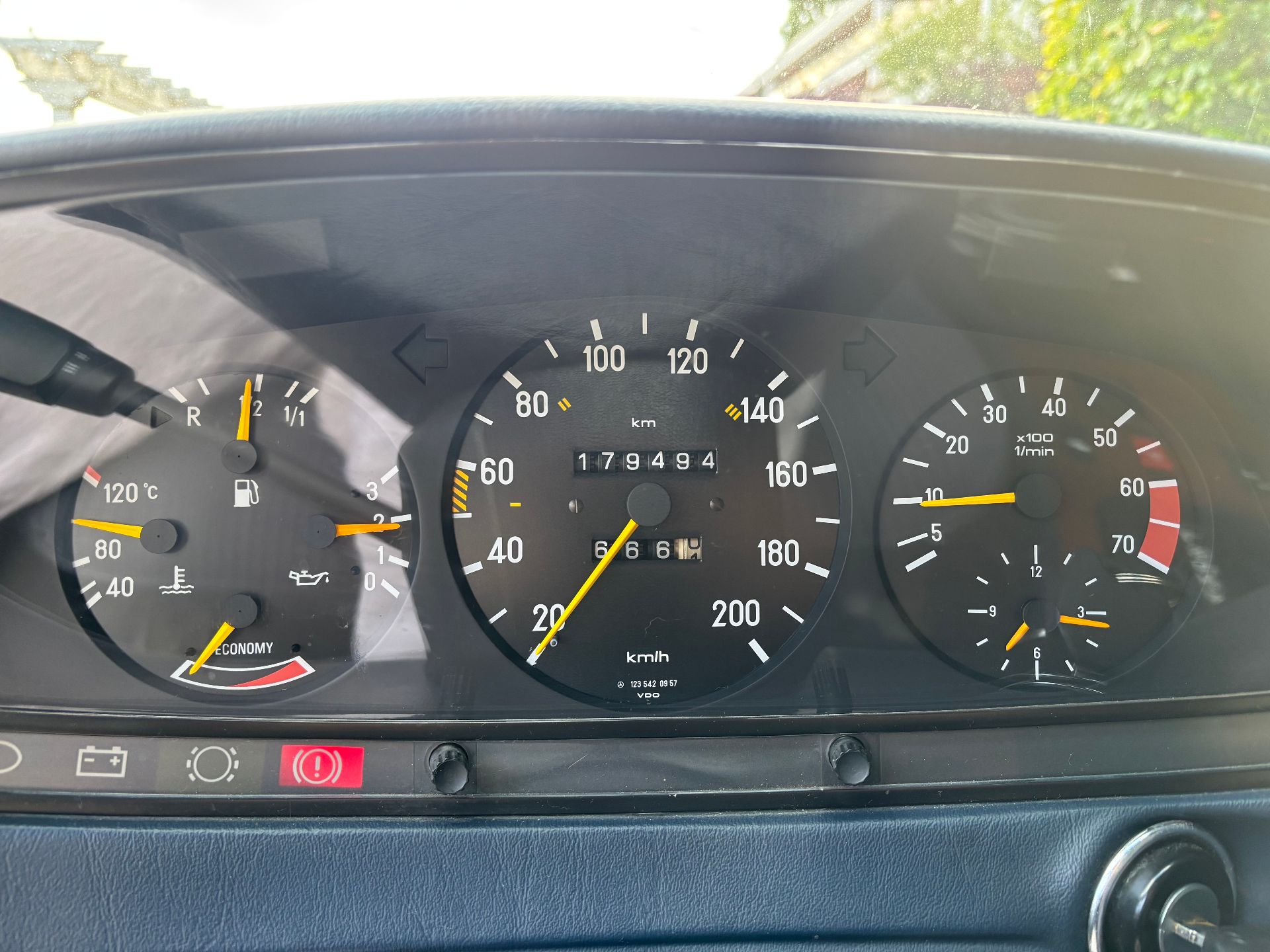 Mercedes-Benz W123 230E