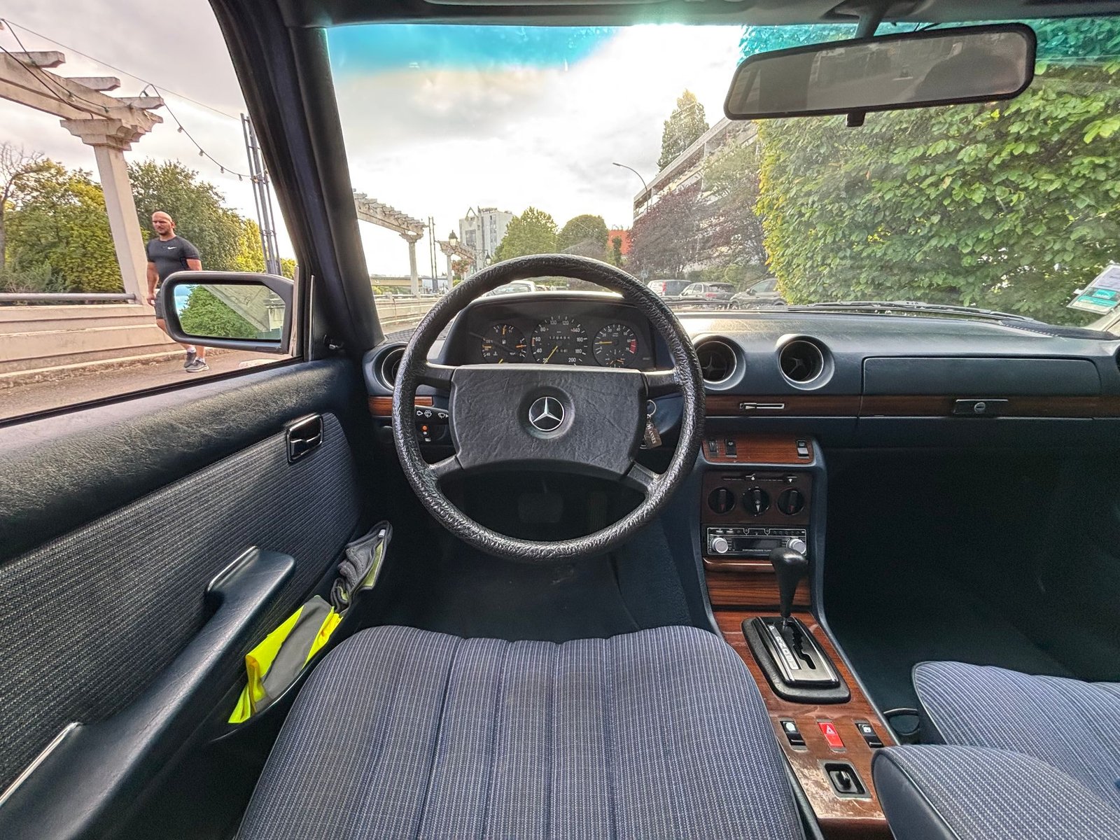 Mercedes-Benz W123 230E