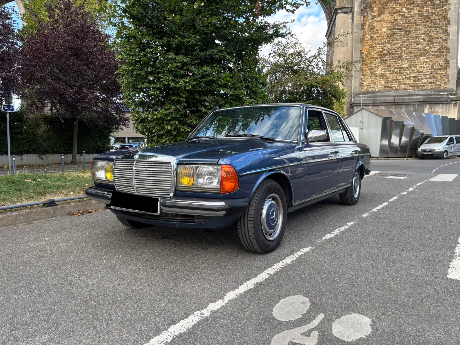 Mercedes-Benz W123 230E