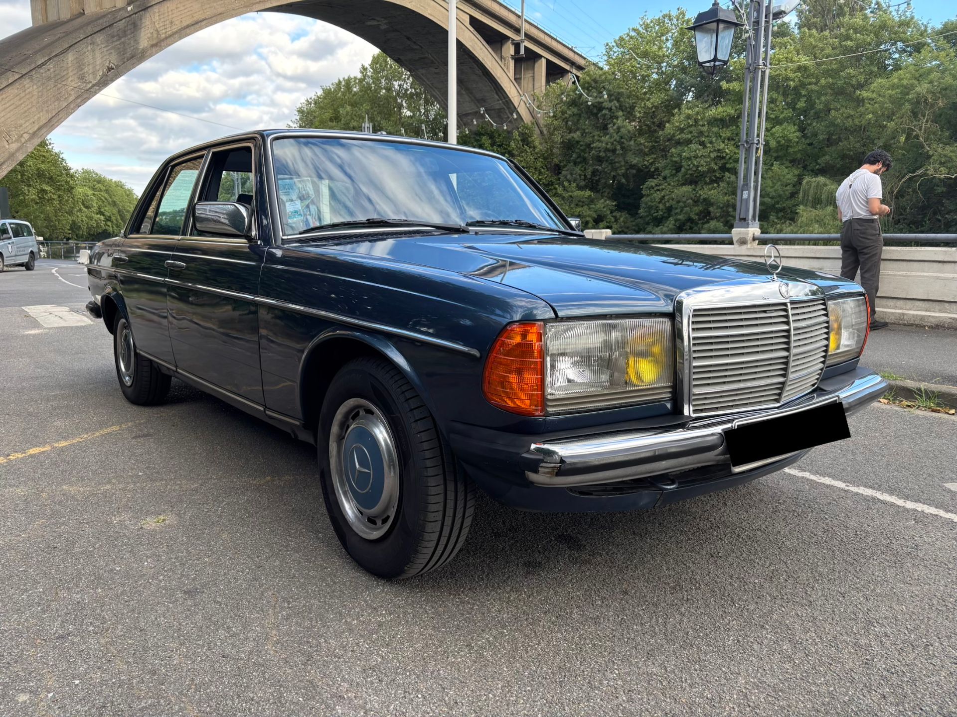 Mercedes-Benz W123 230E