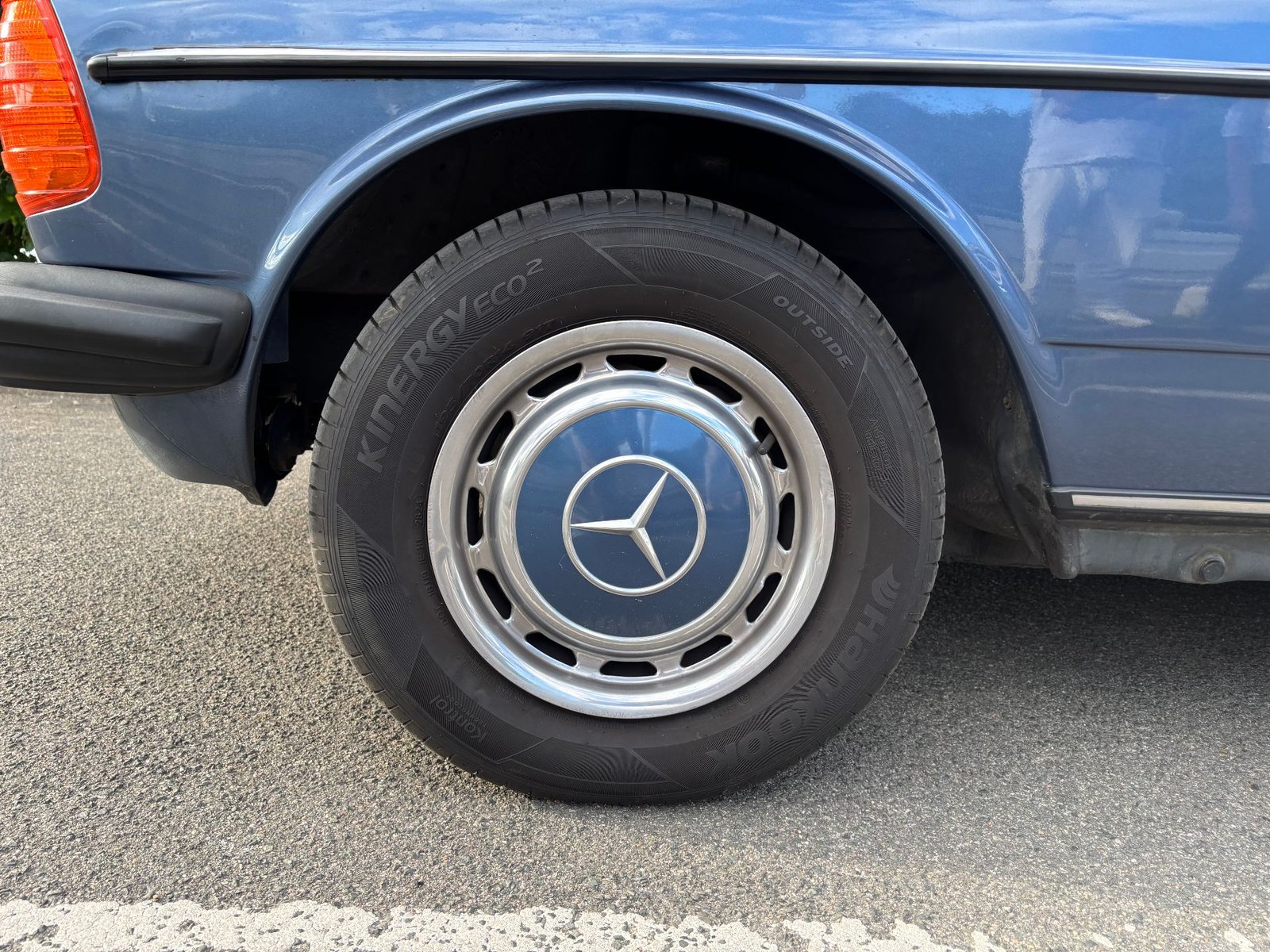 Mercedes-Benz W123 230E