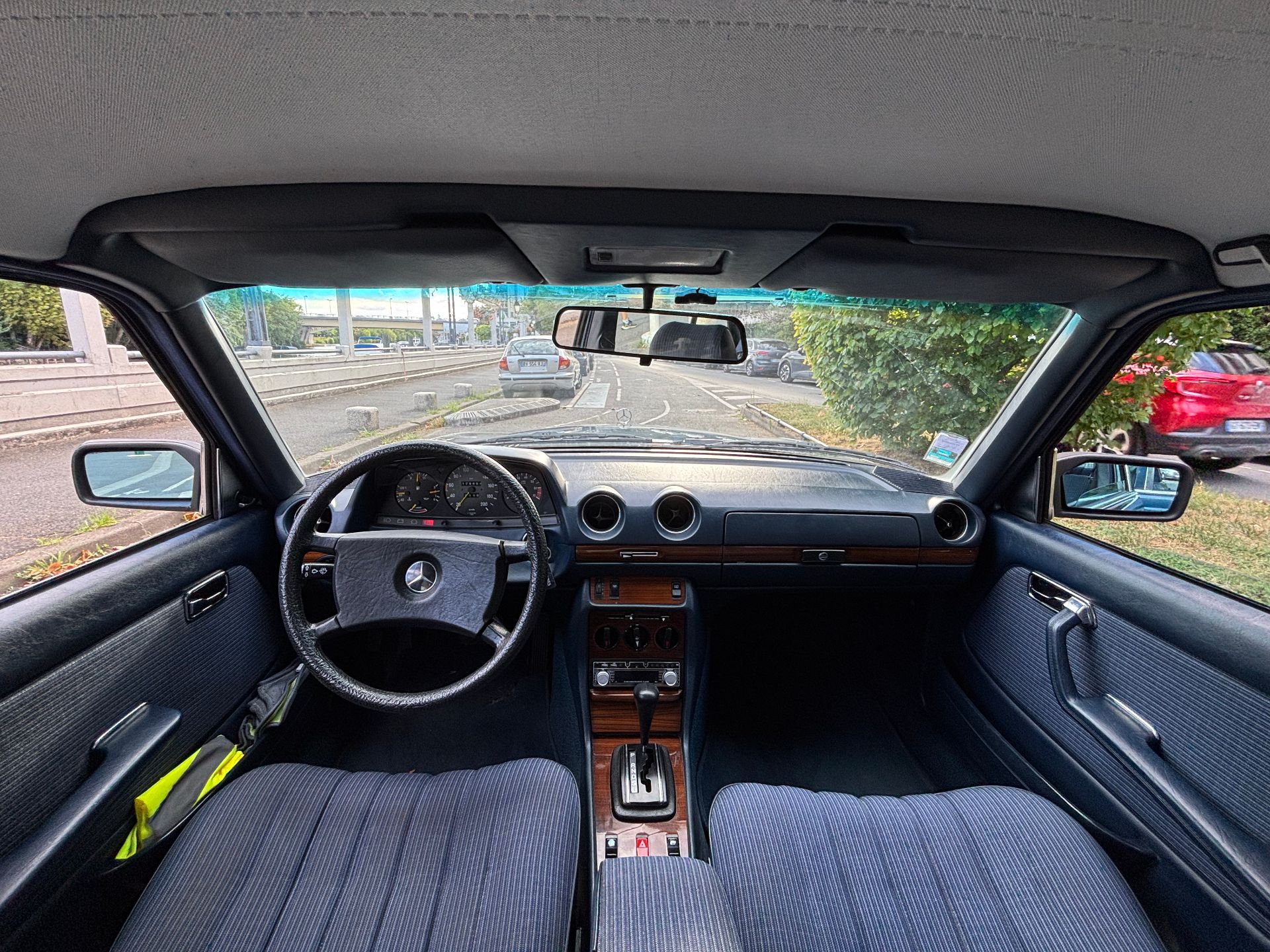 Mercedes-Benz W123 230E