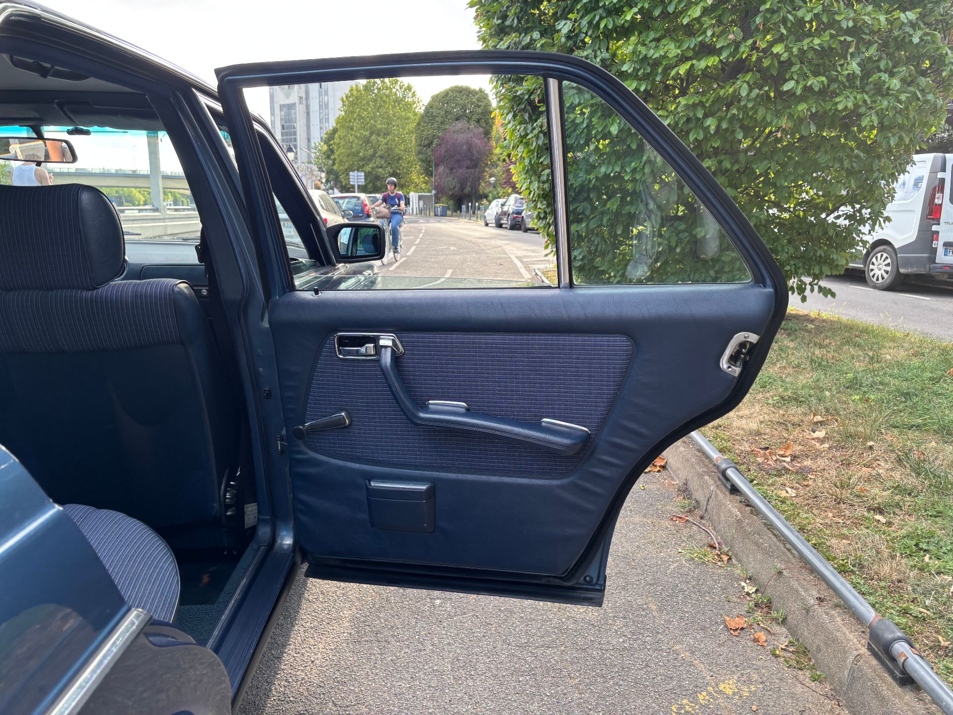 Mercedes-Benz W123 230E