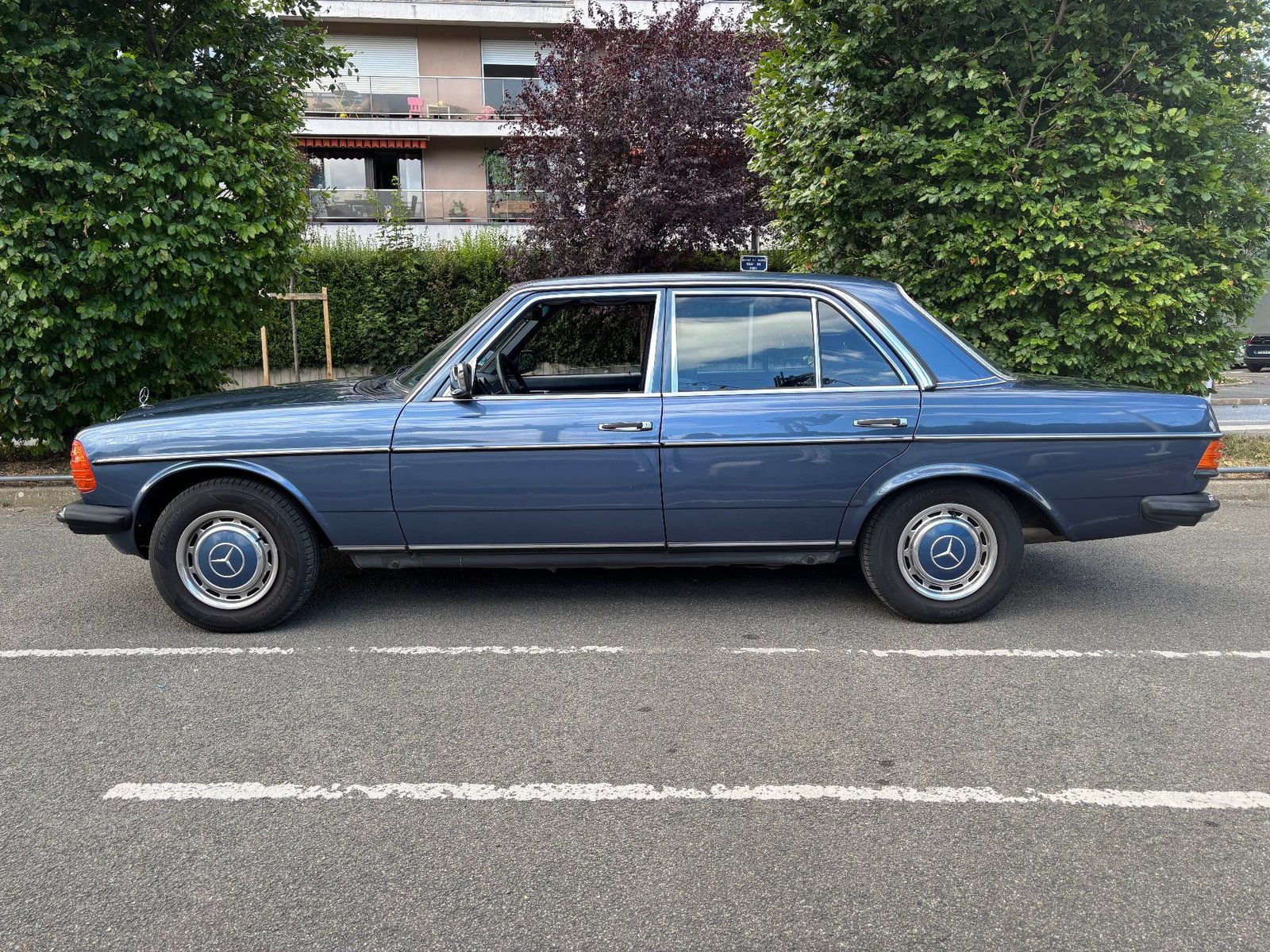 Mercedes-Benz W123 230E