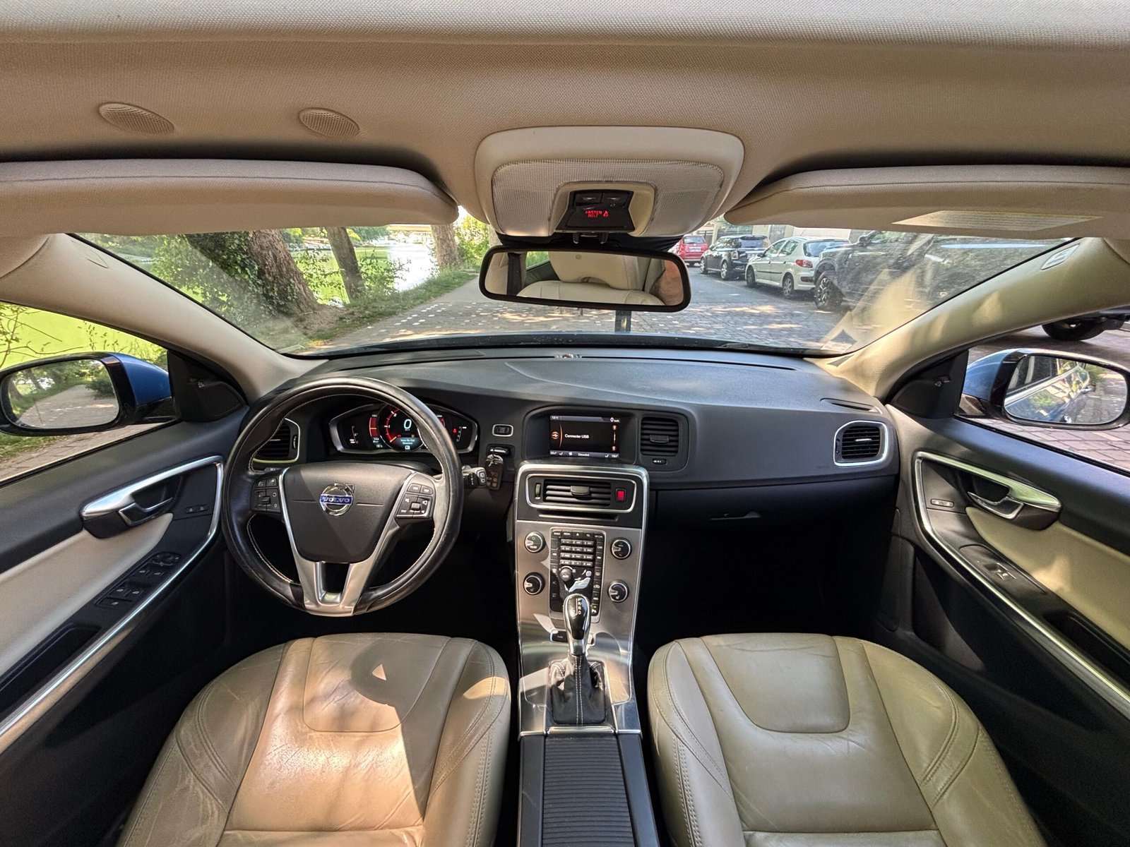 Volvo V60 Plug-in Hybrid D6 215 +70 ch AWD Xénium Geartronic A