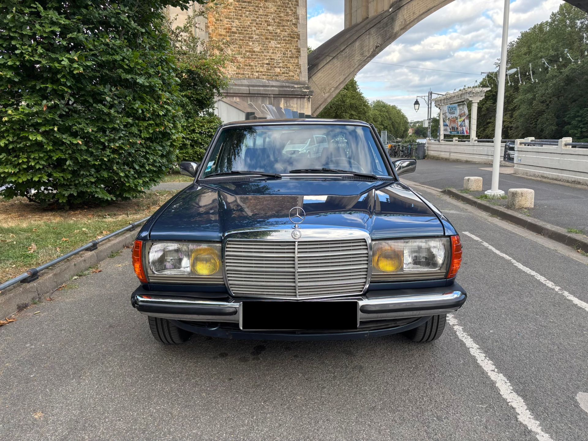 Mercedes-Benz W123 230E