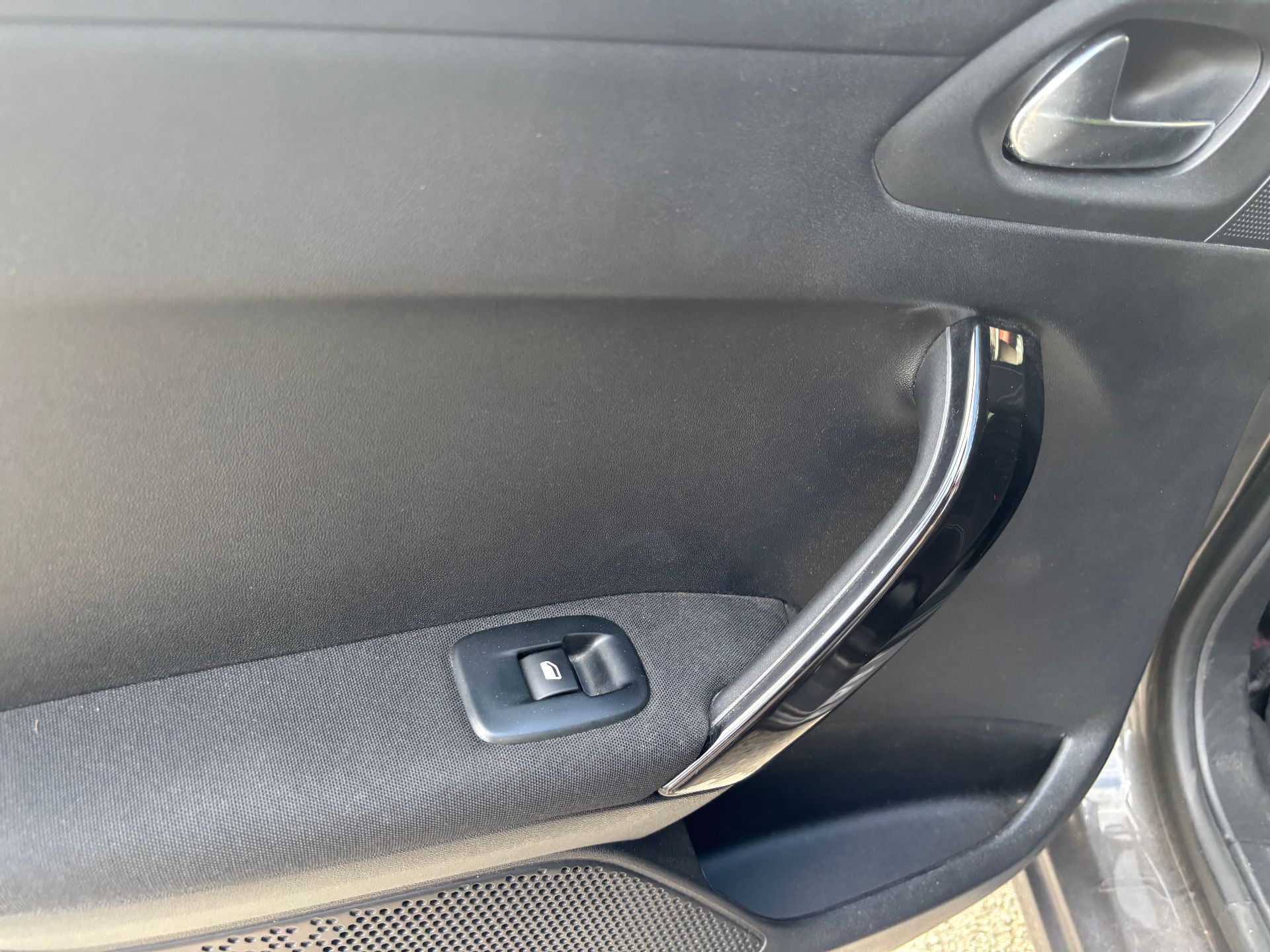 Peugeot 208 1.5 bleu HDI Tech édition