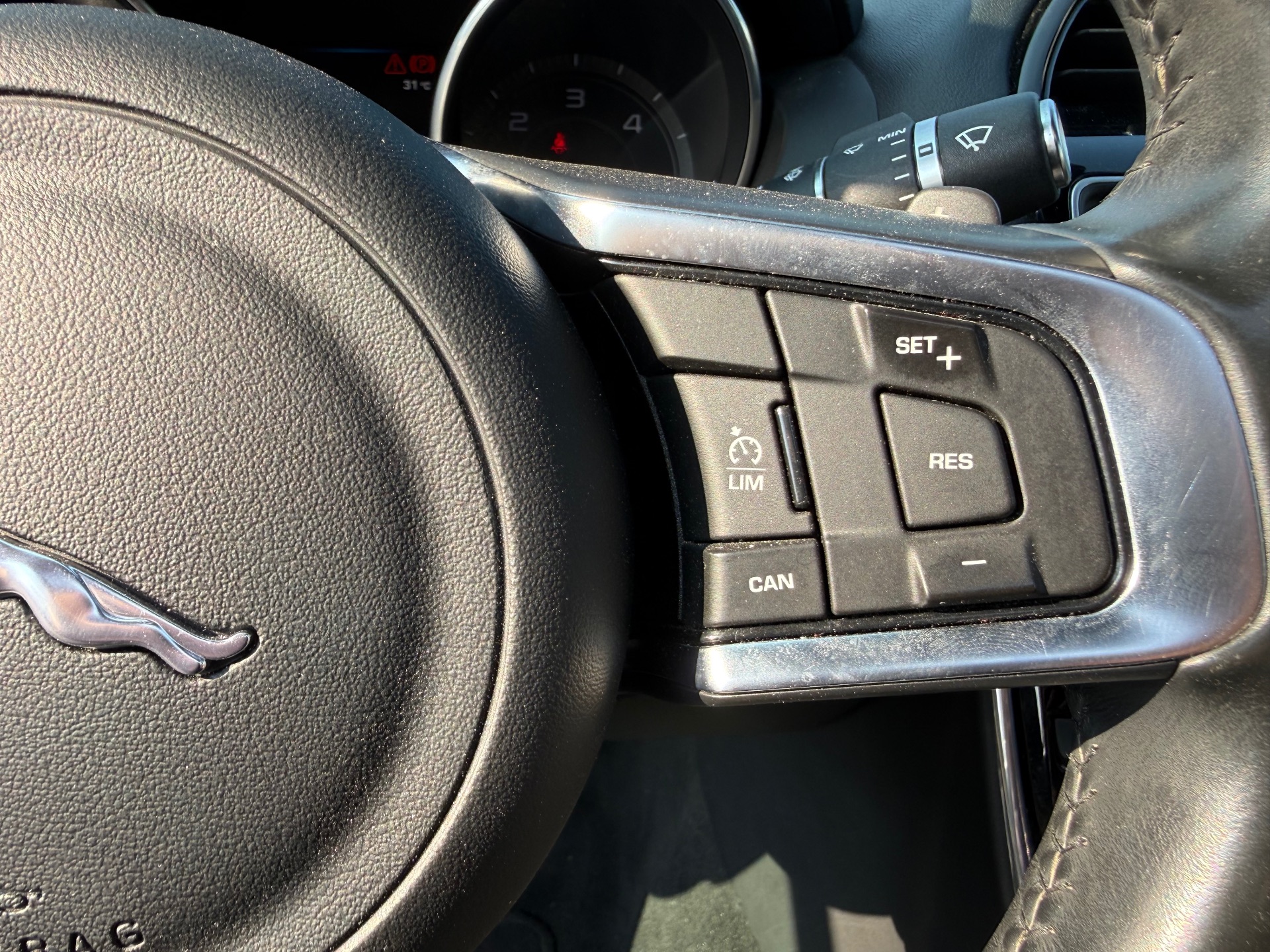 Jaguar XE 2.0 D 180ch 9.0 CV R-sport