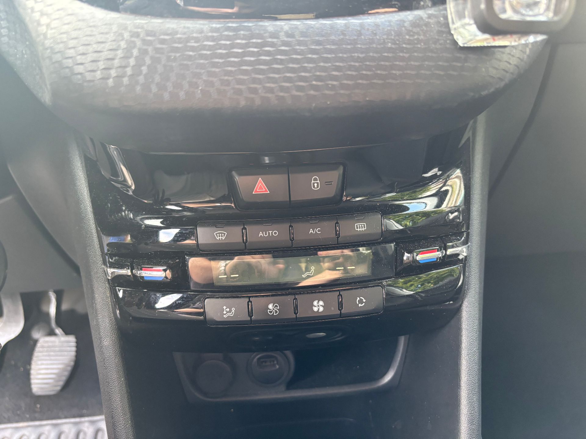 Peugeot 208 1.5 bleu HDI Tech édition