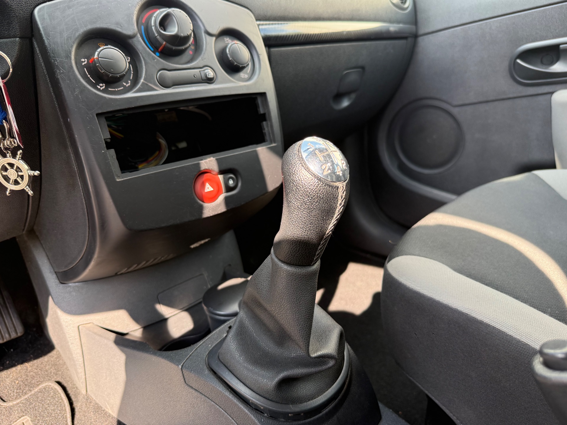 Renault Clio III 1.2 16V 75ch Authentique