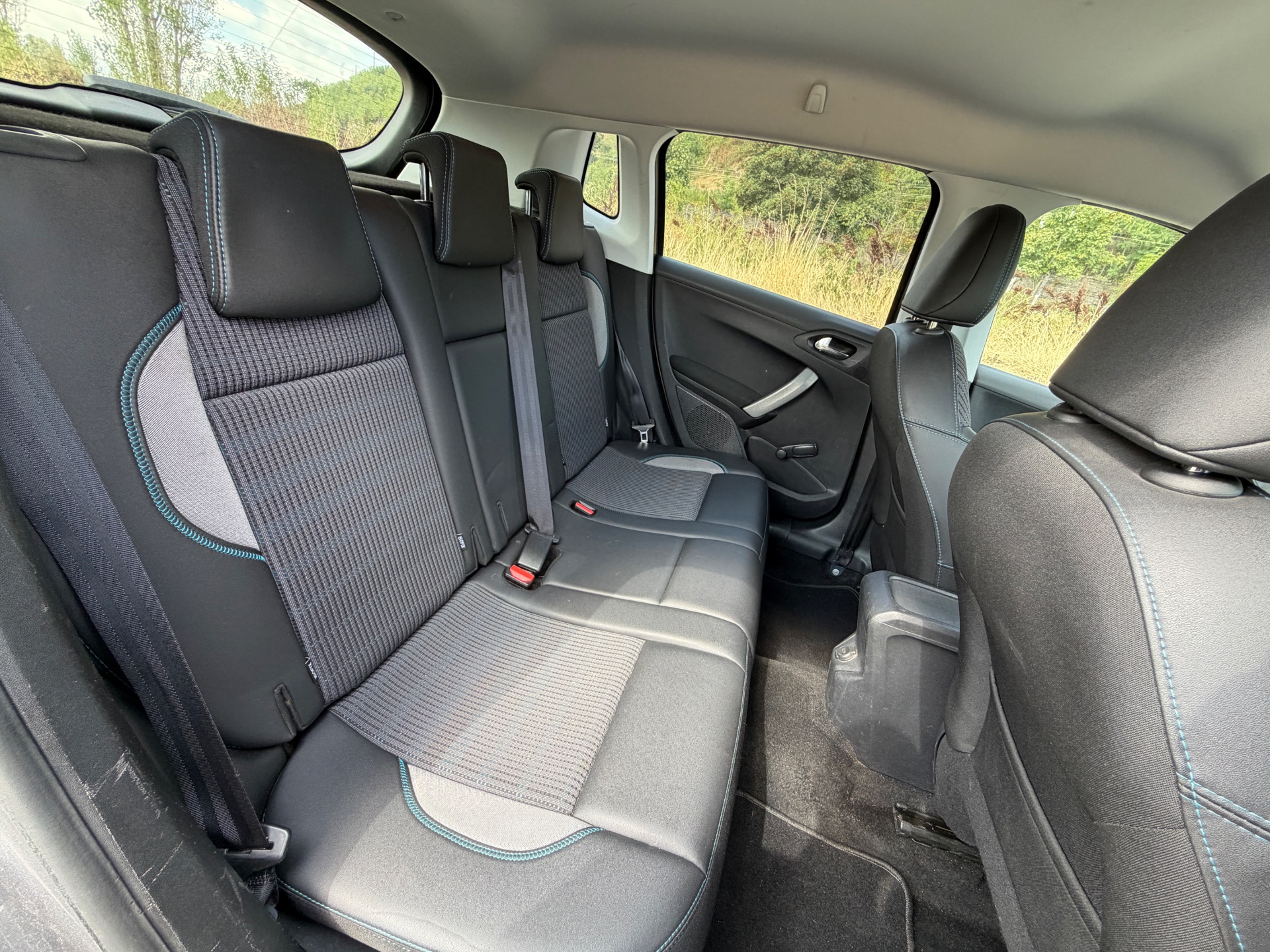 Peugeot 2008 1,6 BlueHdi Urvan cross