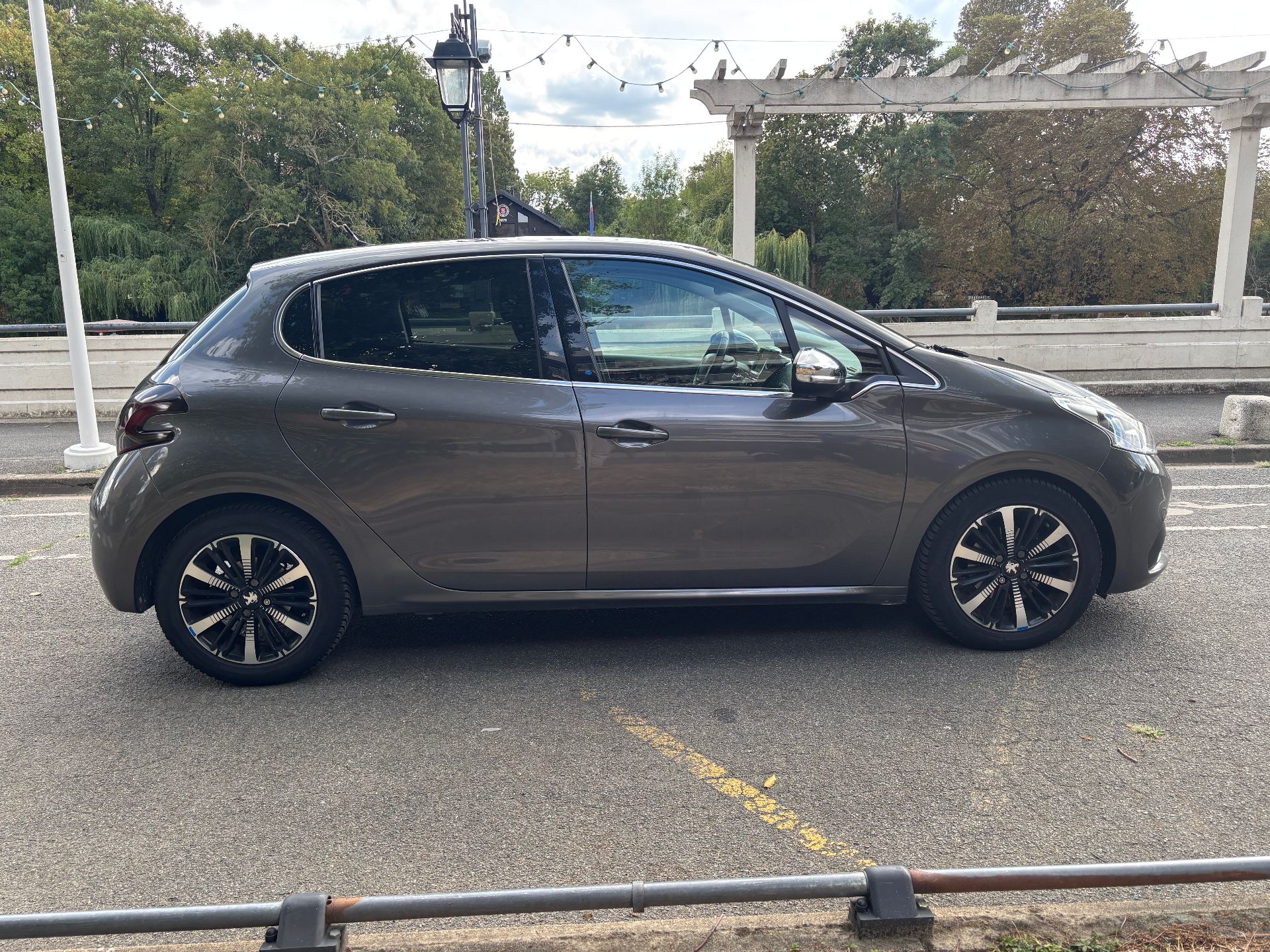 Peugeot 208 1.5 bleu HDI Tech édition