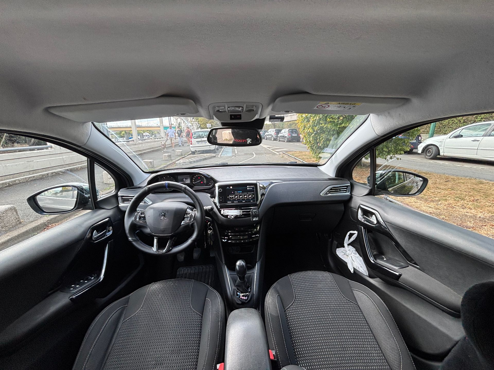 Peugeot 208 1.5 bleu HDI Tech édition