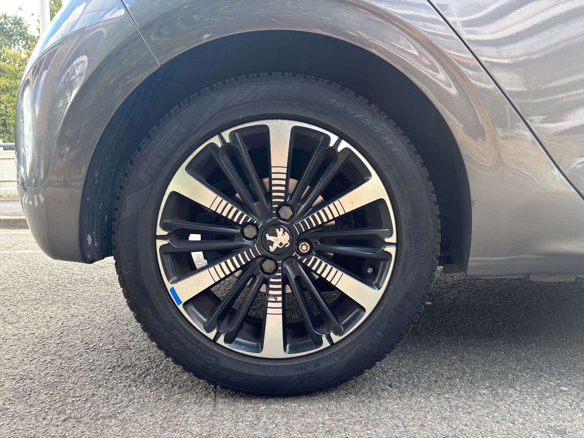 Peugeot 208 1.5 bleu HDI Tech édition