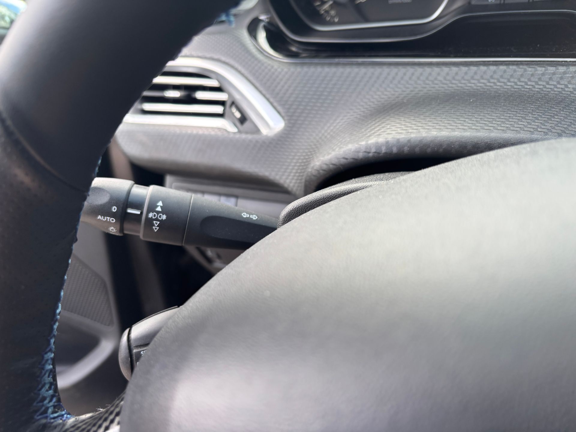 Peugeot 208 1.5 bleu HDI Tech édition