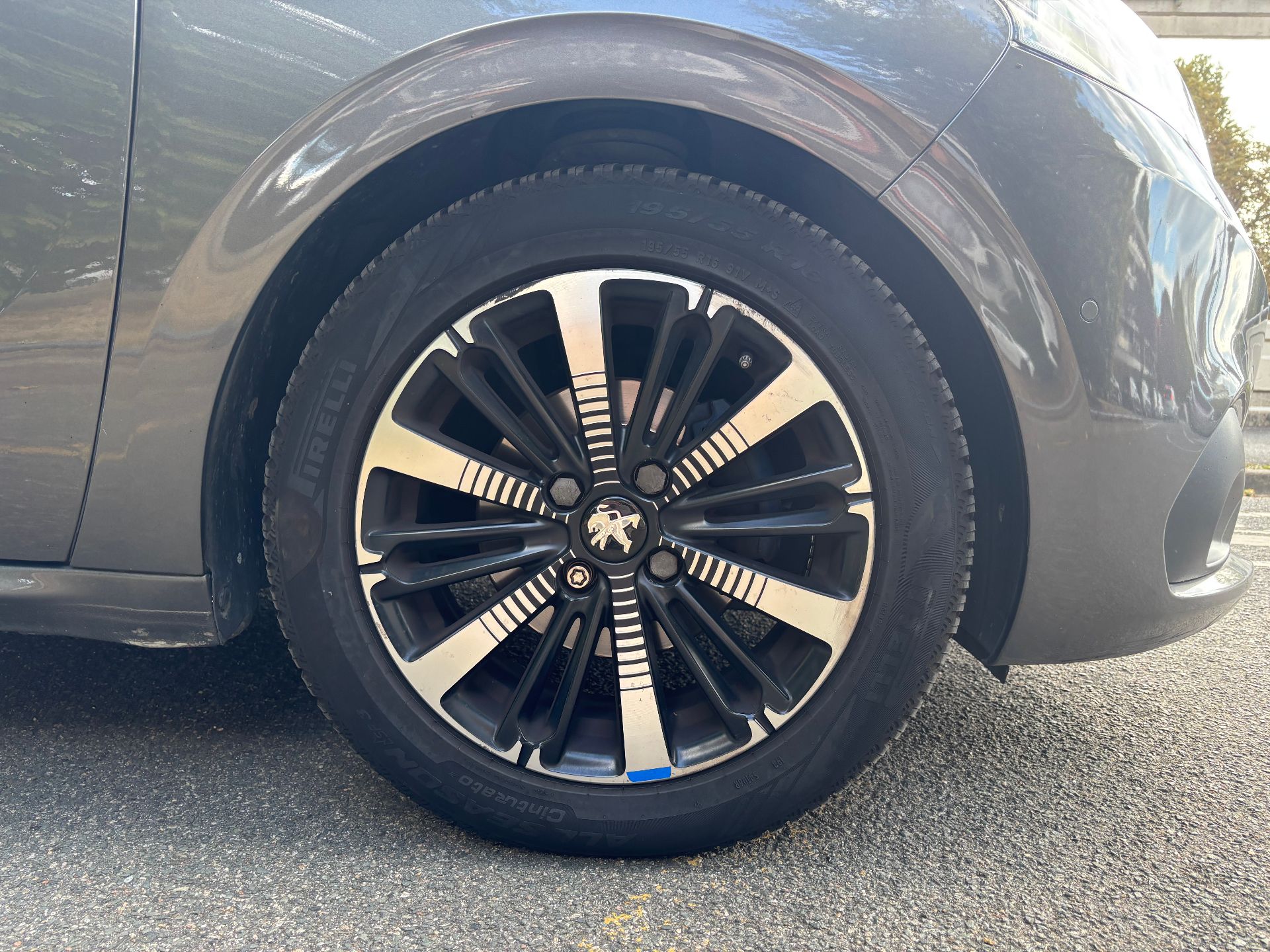 Peugeot 208 1.5 bleu HDI Tech édition