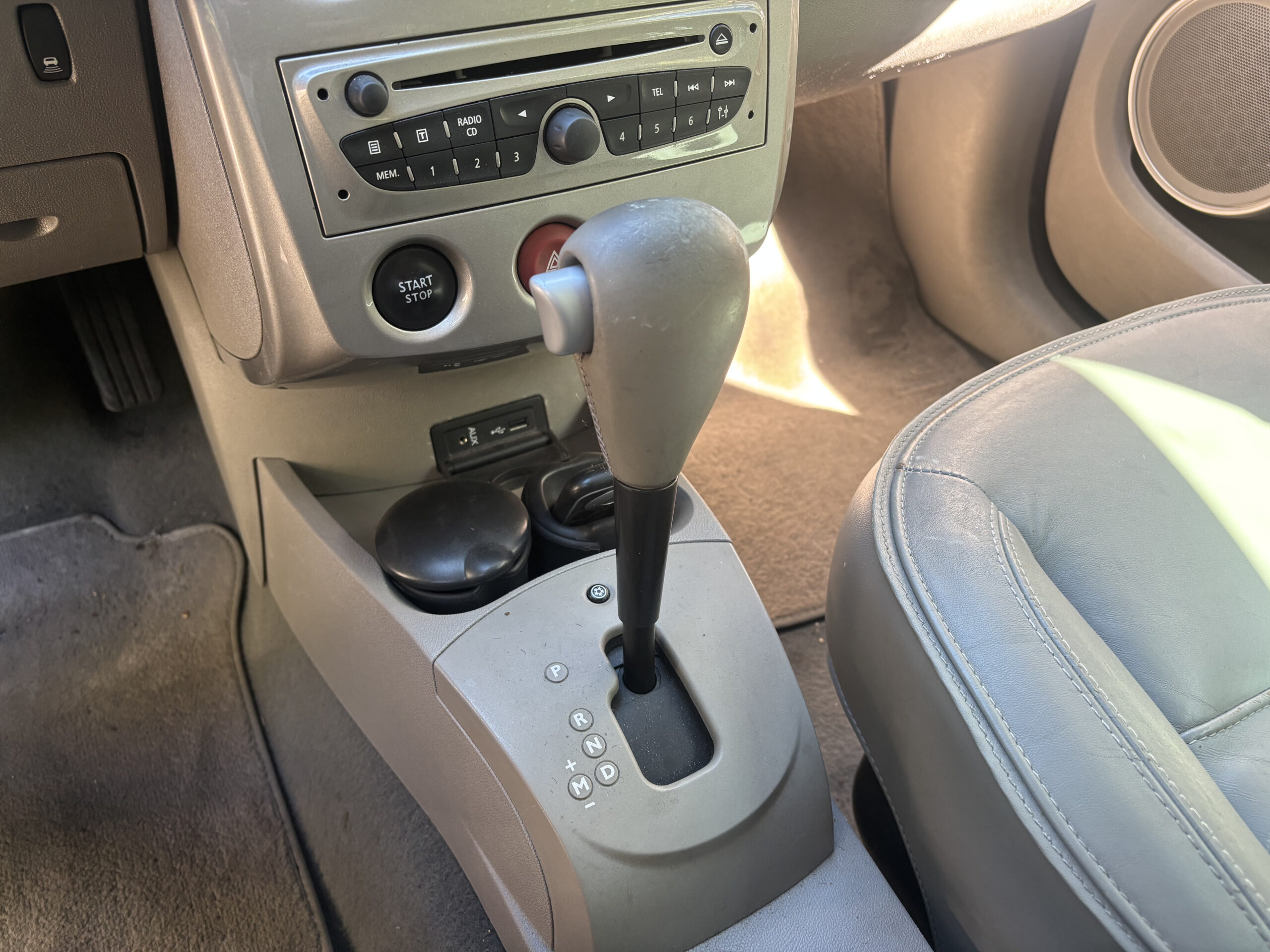 RENAULT Clio III 1.6 i 16V 11O INITIALE