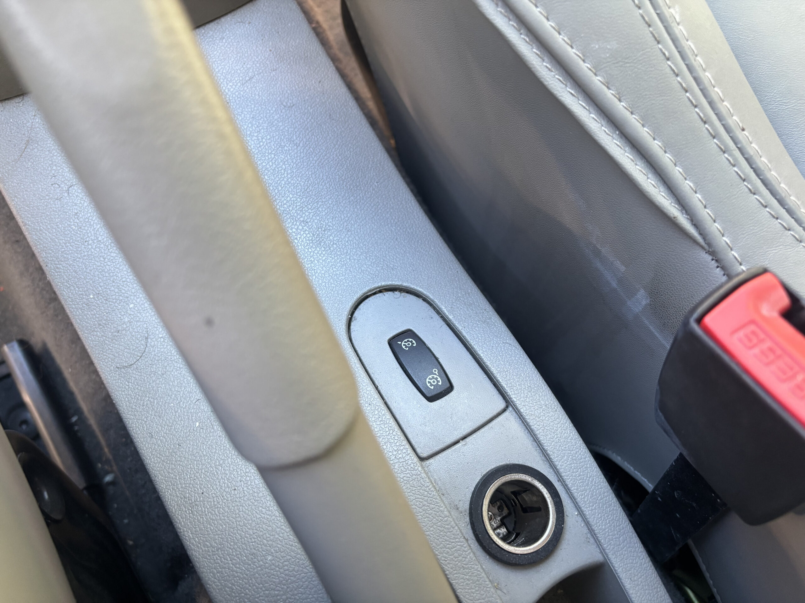 RENAULT Clio III 1.6 i 16V 11O INITIALE