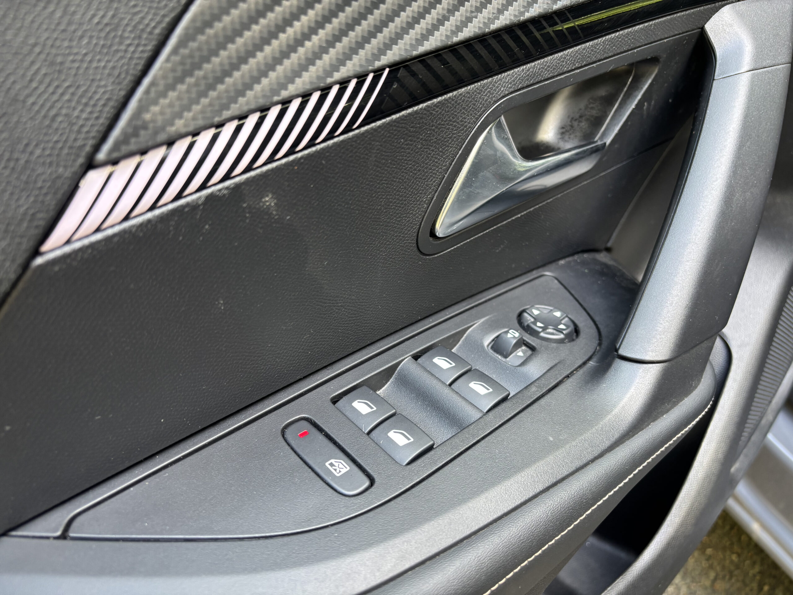 PEUGEOT 2008 1.2 Hybrid e-DSC6 136 ALLURE