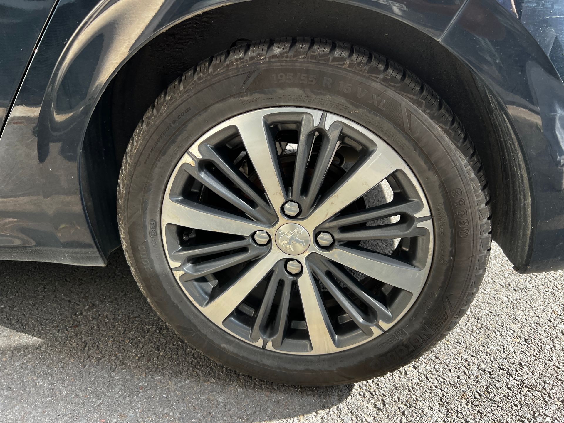 Peugeot 208 1.2 pure tech 82ch Allure