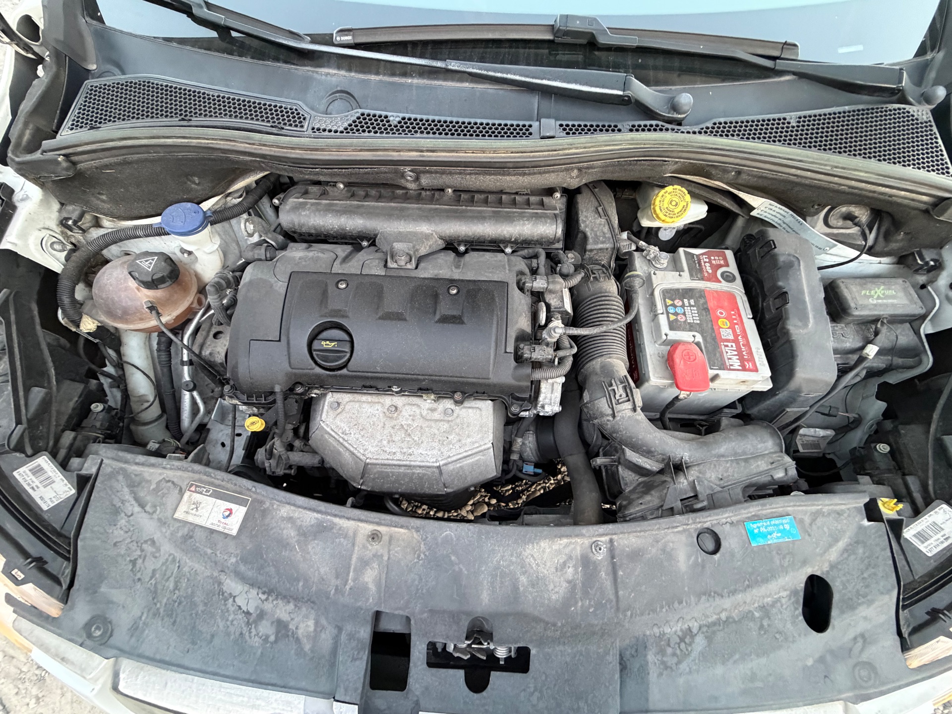 Peugeot 2008 1,6 Vti 120ch Feline Titane