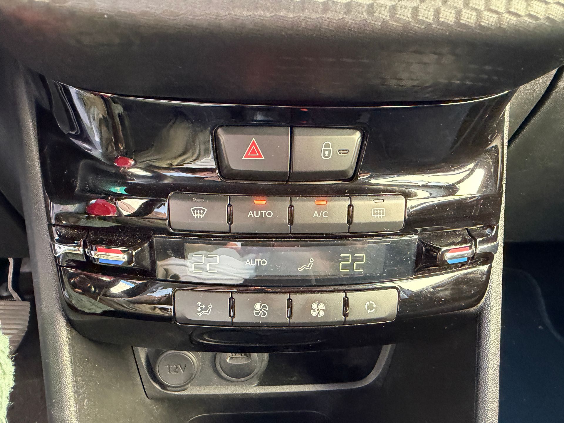 Peugeot 2008 1.2 VTI 82ch SIGNATURE