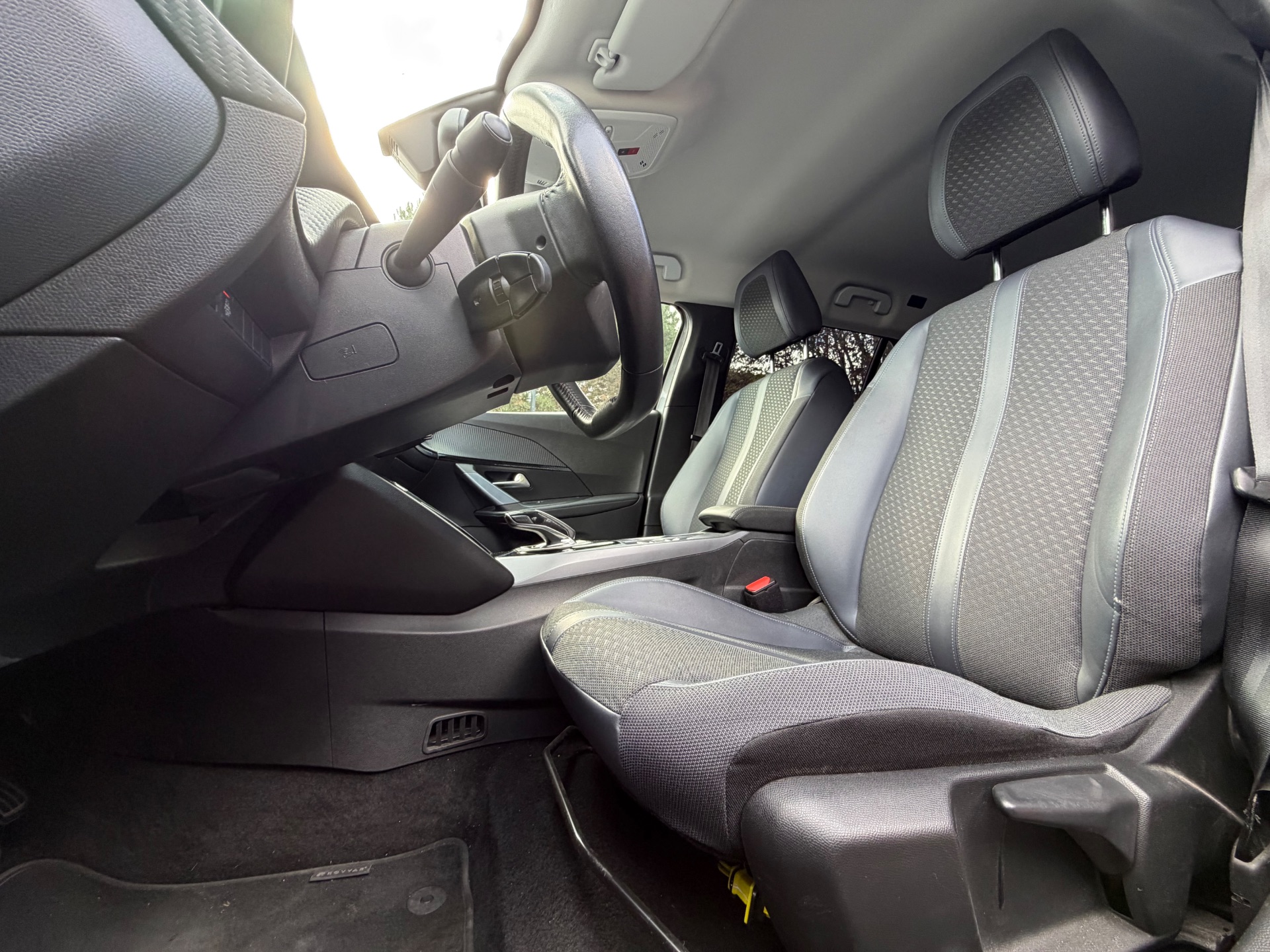 Peugeot 2008 5HB e-2008 100kW 136 cv Boîte auto 136ch ALLURE