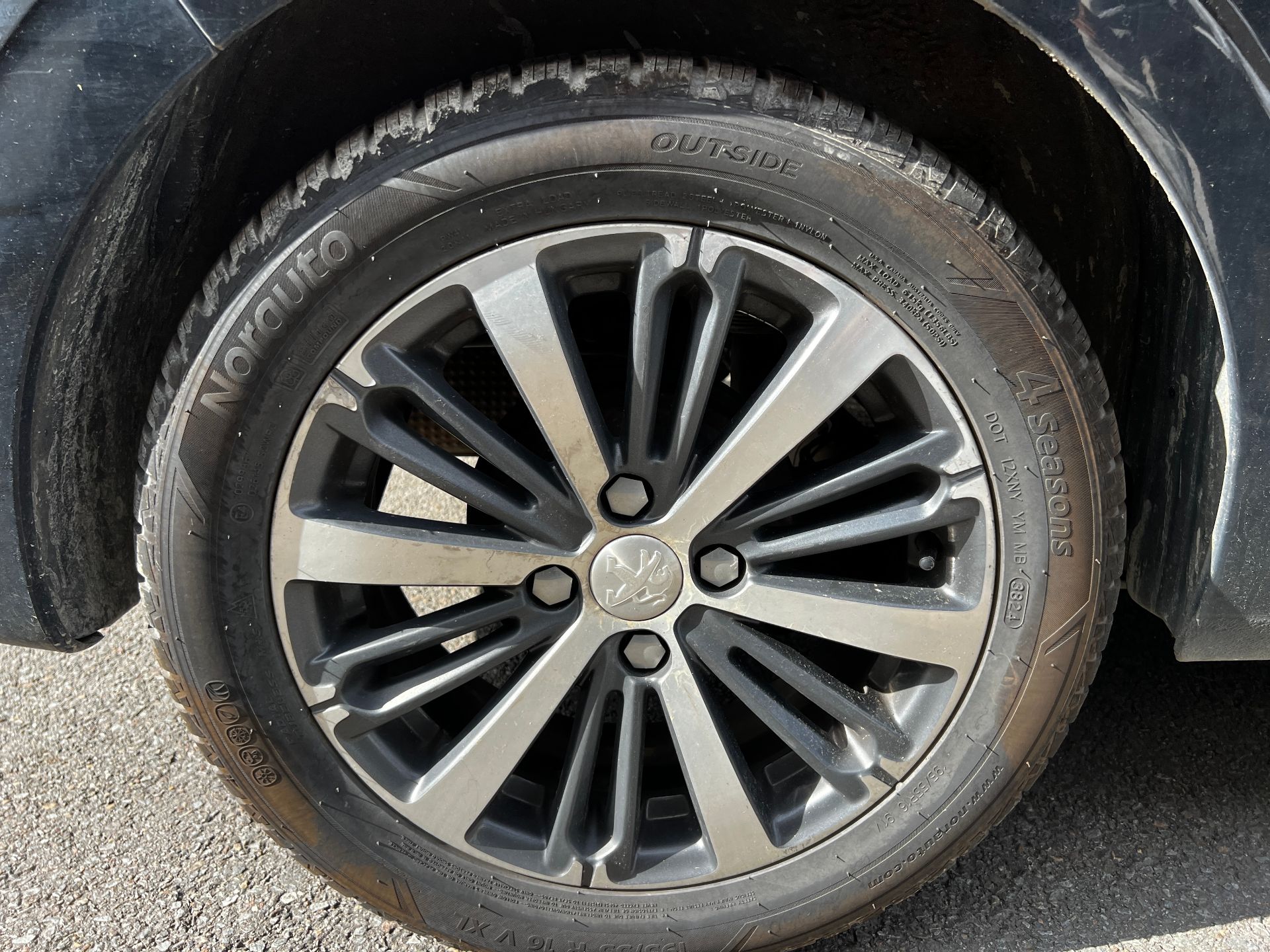 Peugeot 208 1.2 pure tech 82ch Allure