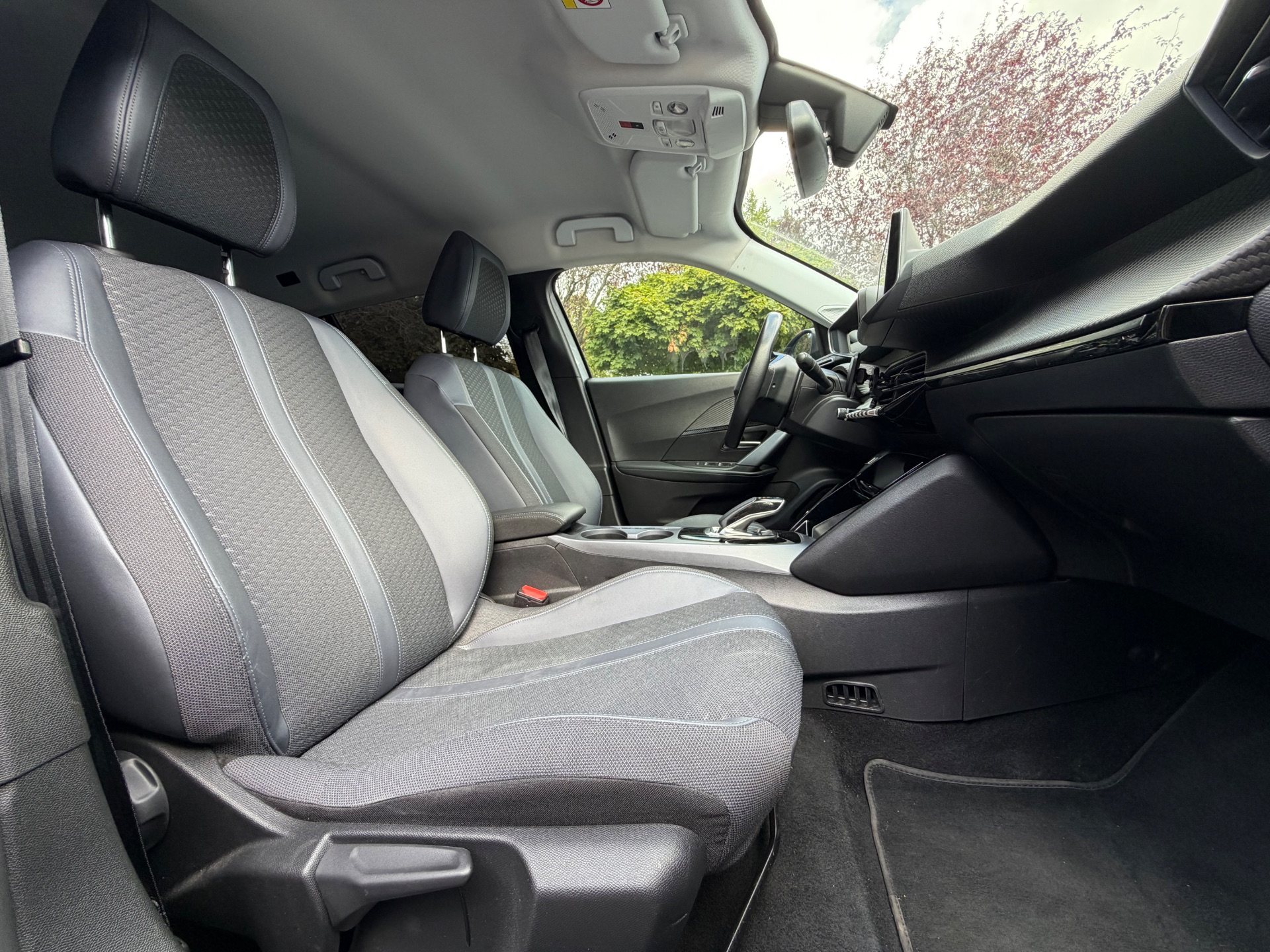 Peugeot 2008 5HB e-2008 100kW 136 cv Boîte auto 136ch ALLURE