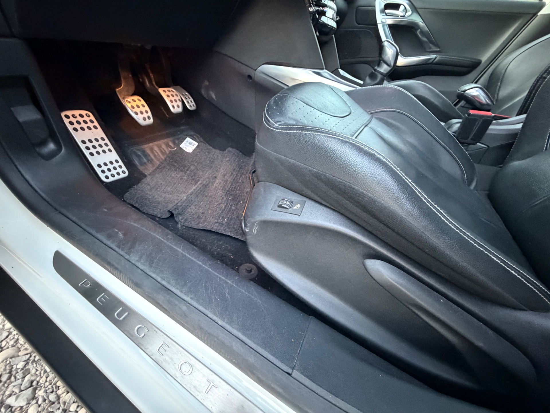 Peugeot 2008 1,6 Vti 120ch Feline Titane