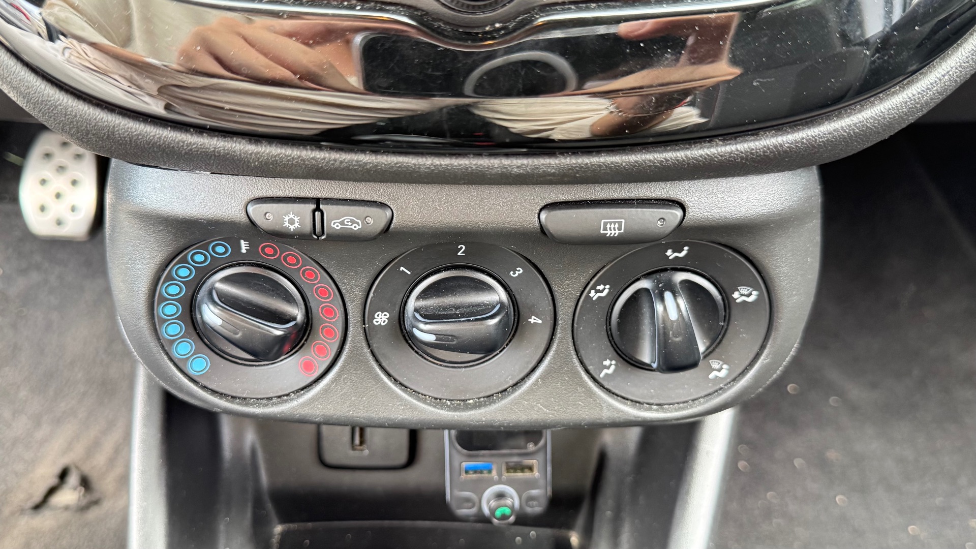 Opel Corsa 1.4i 90ch COLOR EDITION