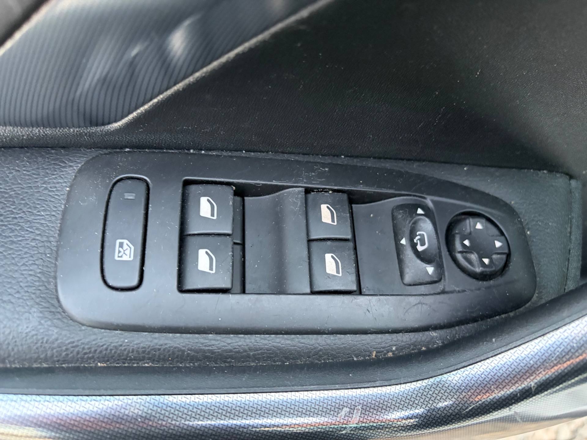 Peugeot 2008 1,6 Vti 120ch Feline Titane