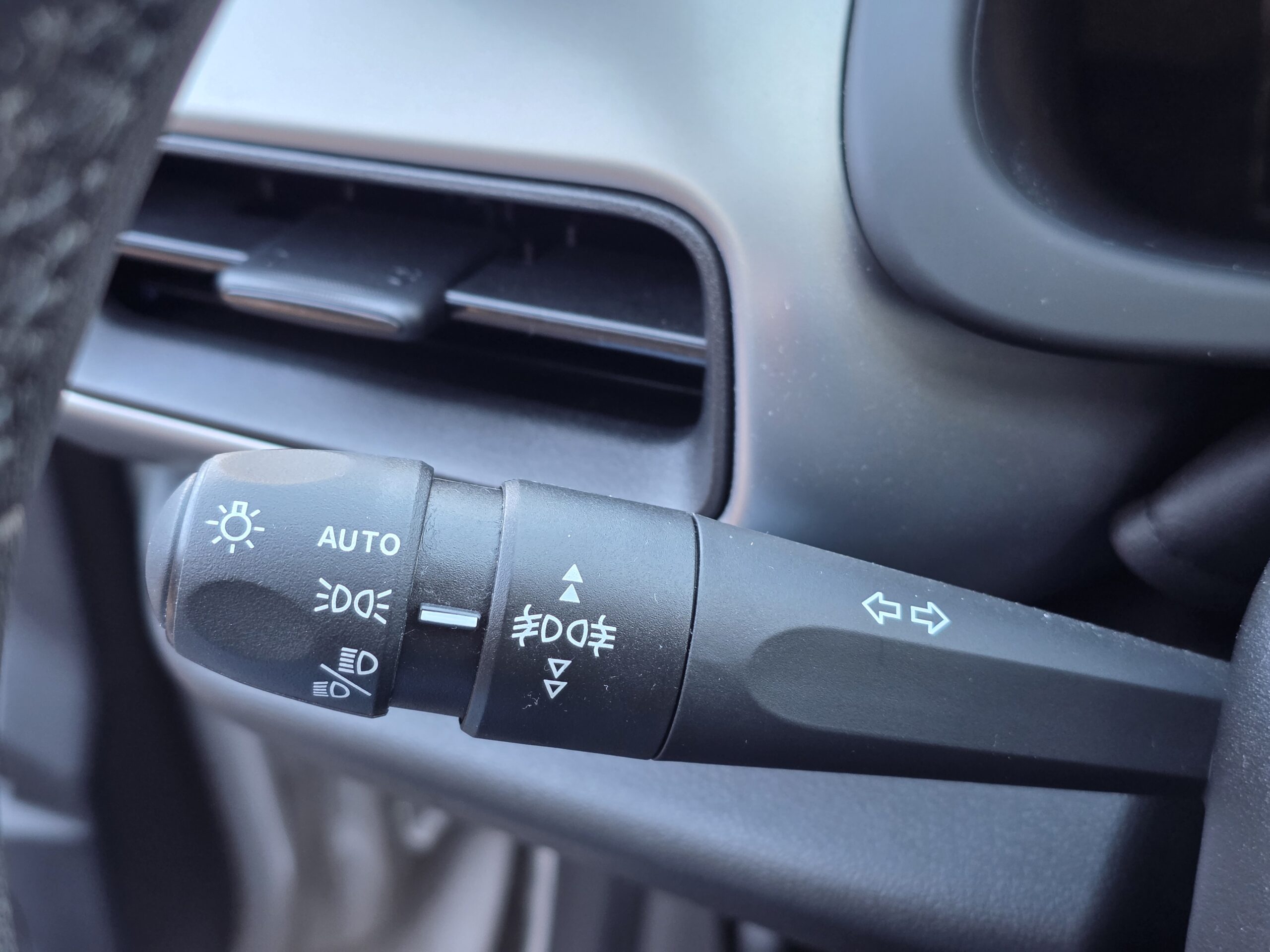 JEEP AVENGER – 1.2 Turbo e-Hybrid 110 ch Boîte automatique e-DCS6 Finition SUMMIT