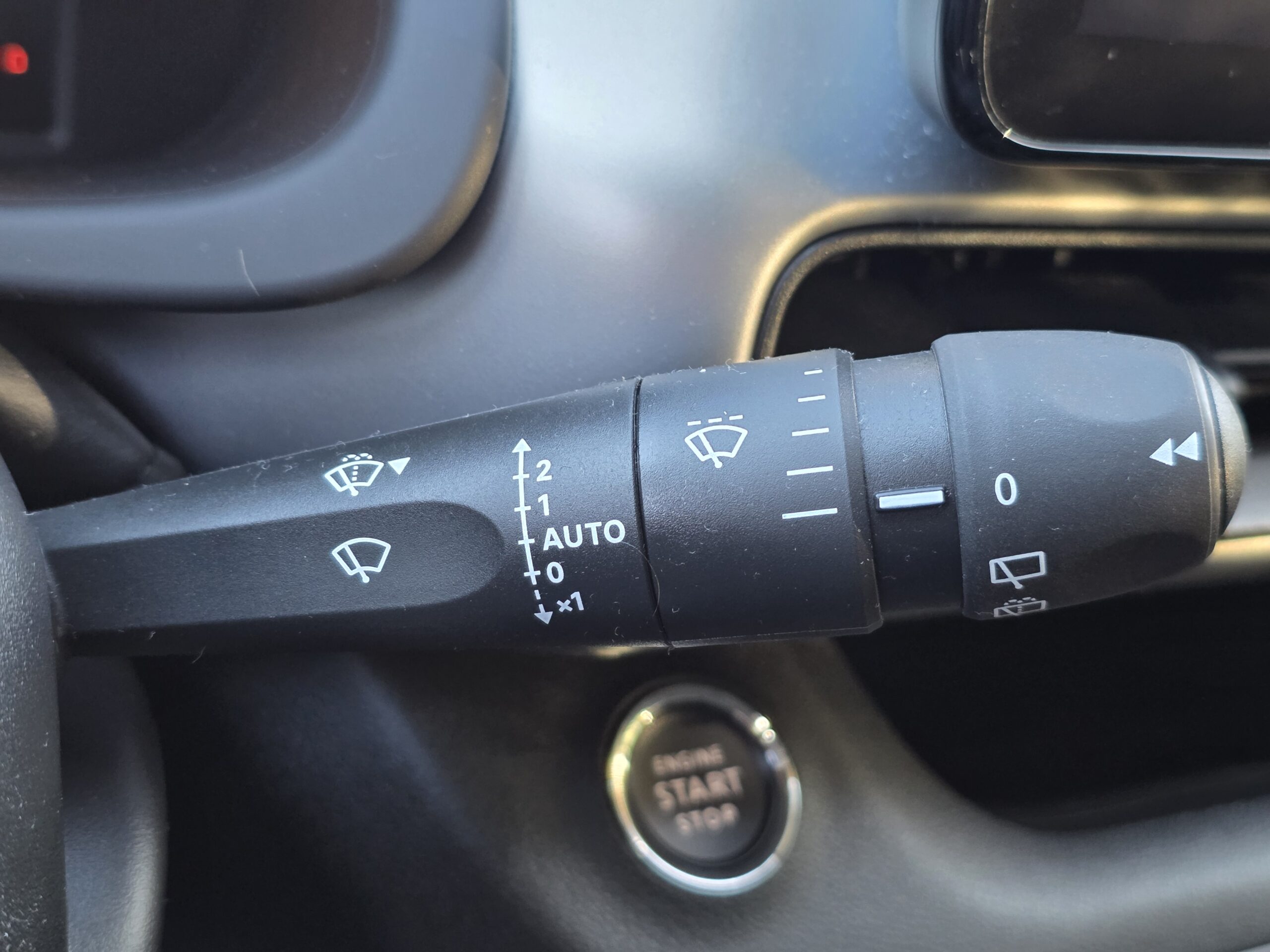 JEEP AVENGER – 1.2 Turbo e-Hybrid 110 ch Boîte automatique e-DCS6 Finition SUMMIT