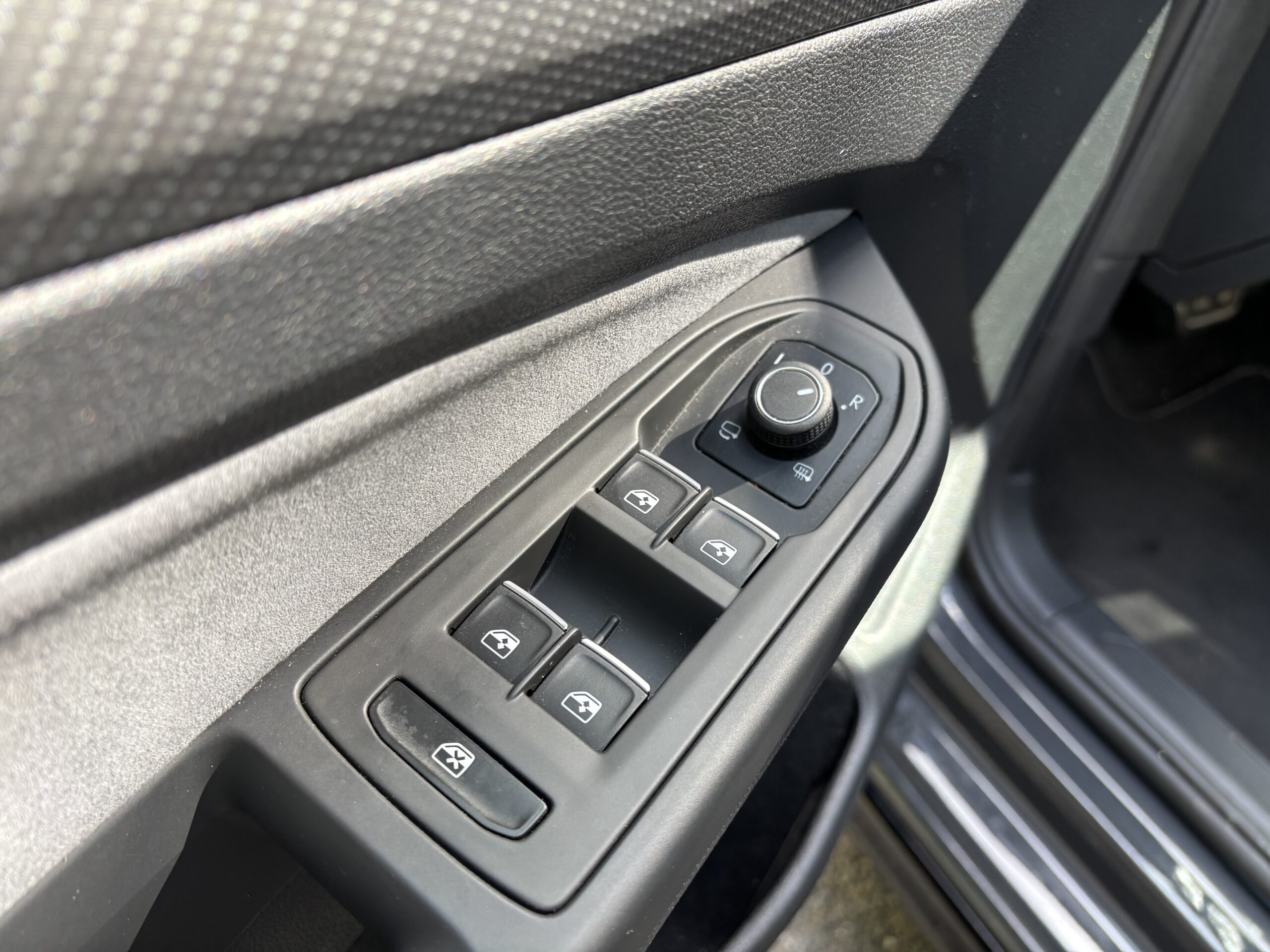 VOLKSWAGEN Golf VIII 1.5 eTSi DSG7 150 R LINE