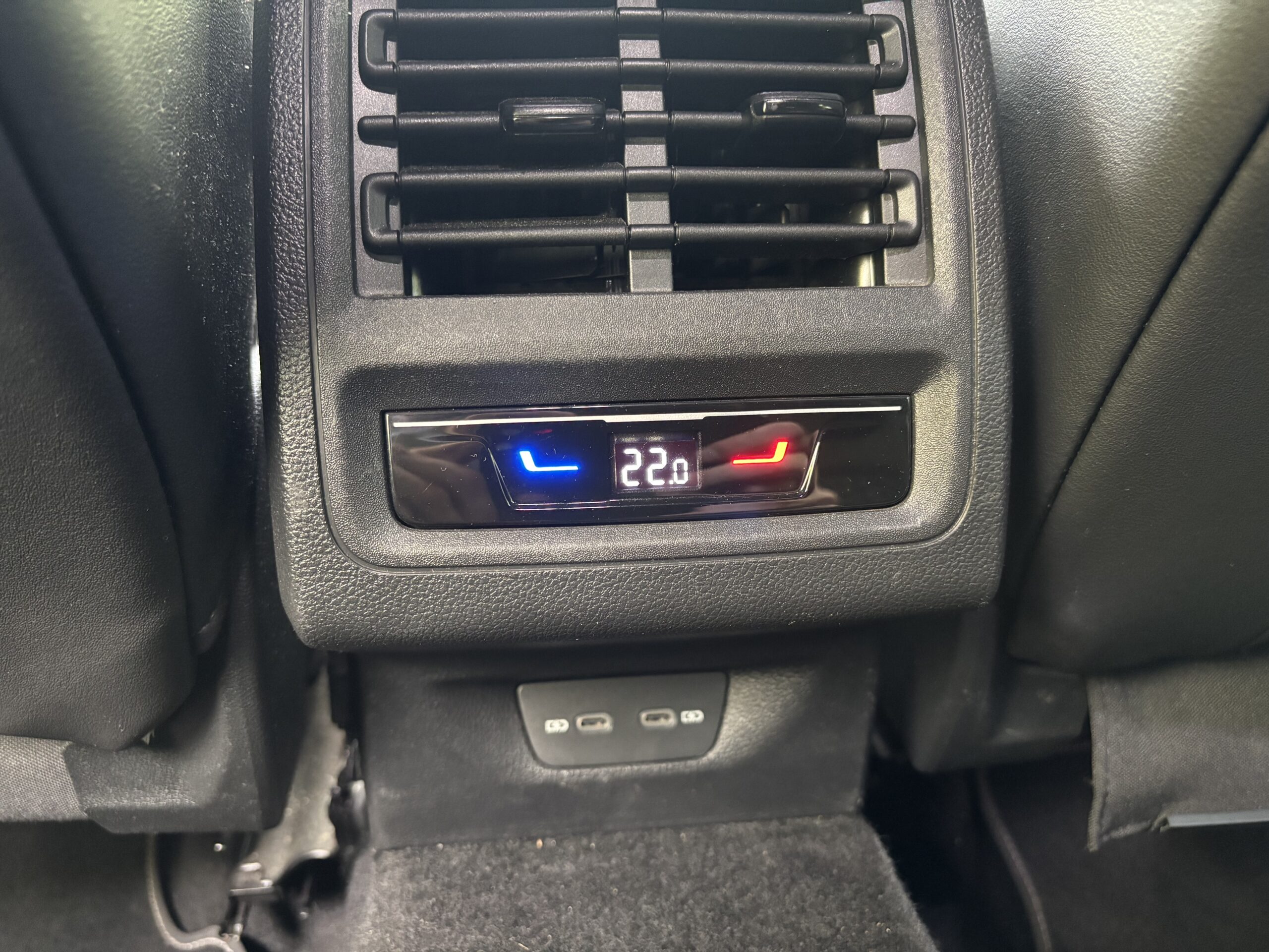 VOLKSWAGEN Golf VIII 1.5 eTSi DSG7 150 R LINE