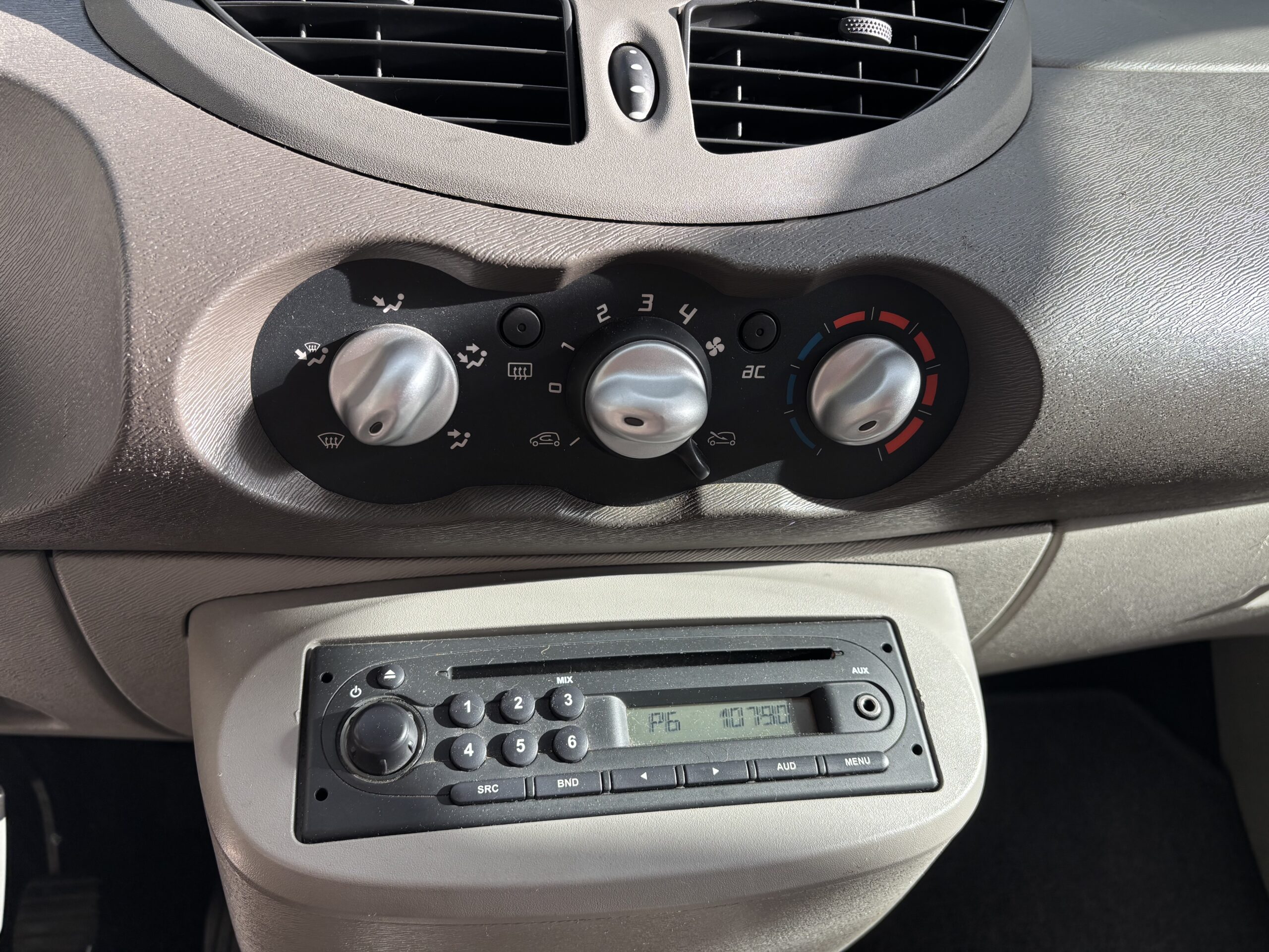RENAULT Twingo II 1.5 dCi 65 TREND