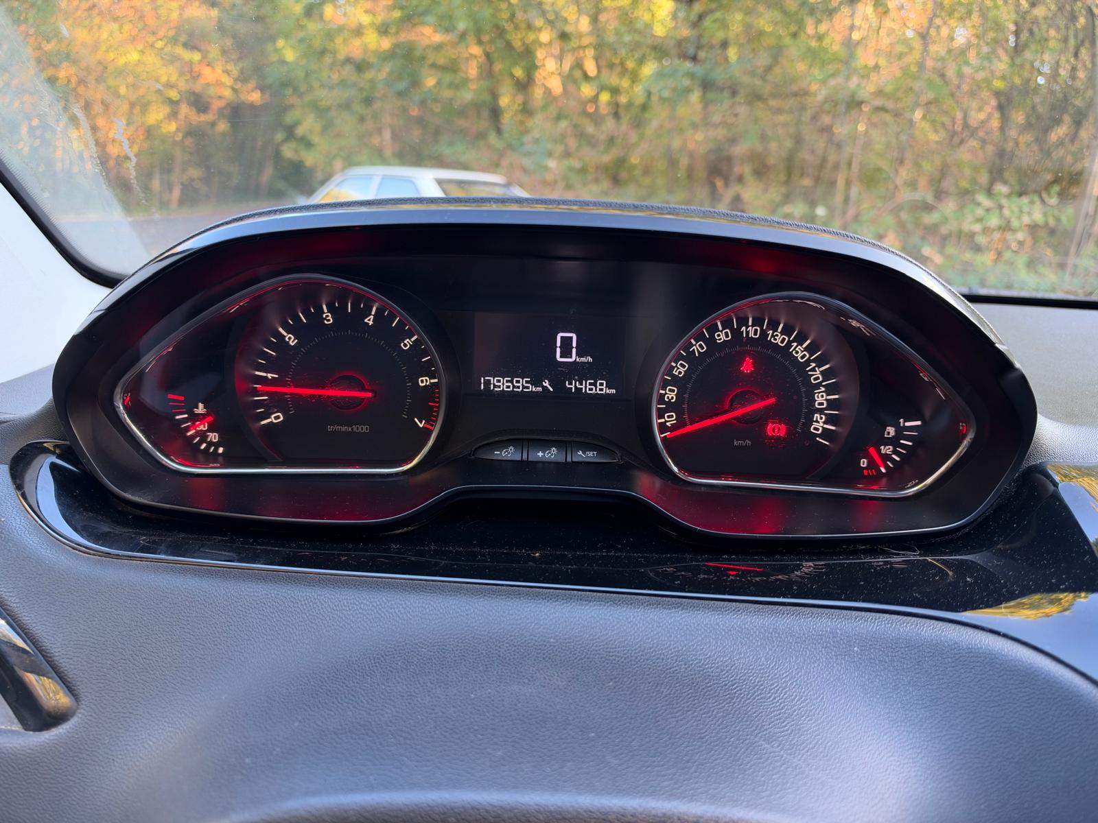 PEUGEOT 208 1.2 VTi 12V 82