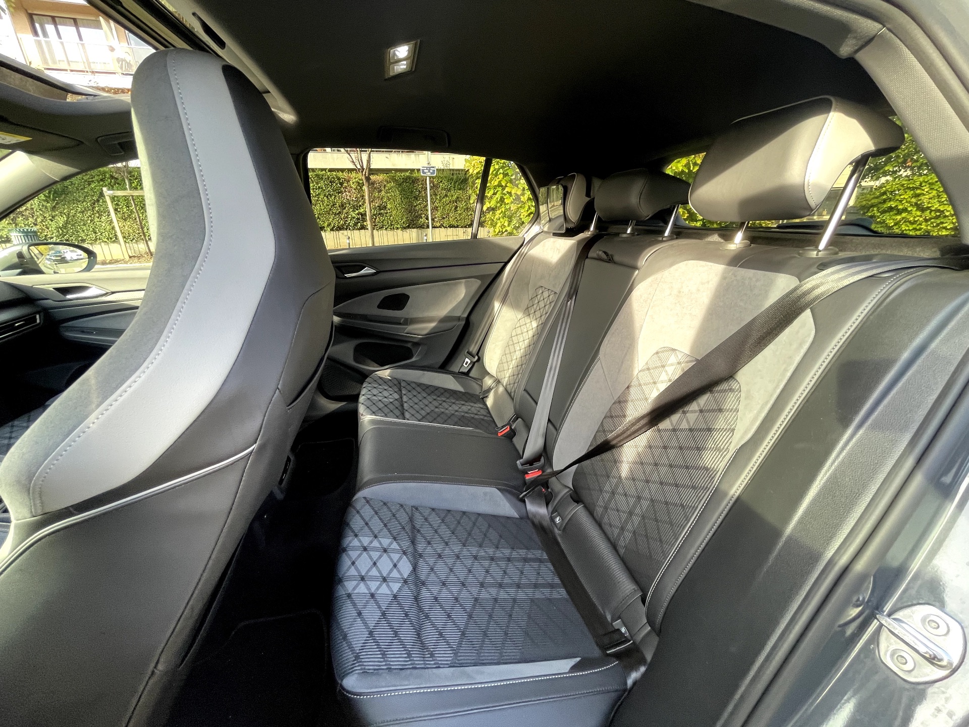 VOLKSWAGEN GOLF R LINE
