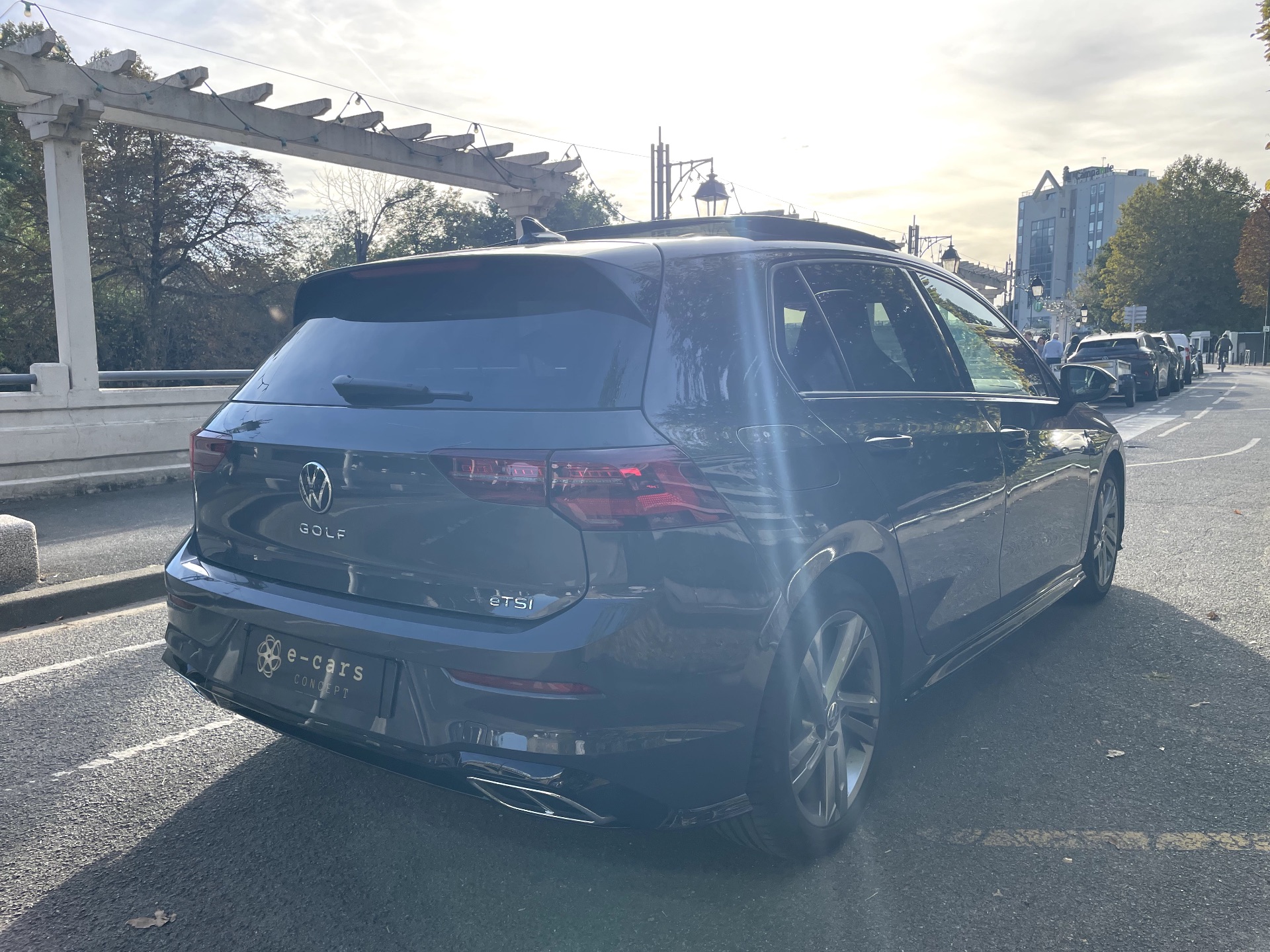 VOLKSWAGEN GOLF R LINE