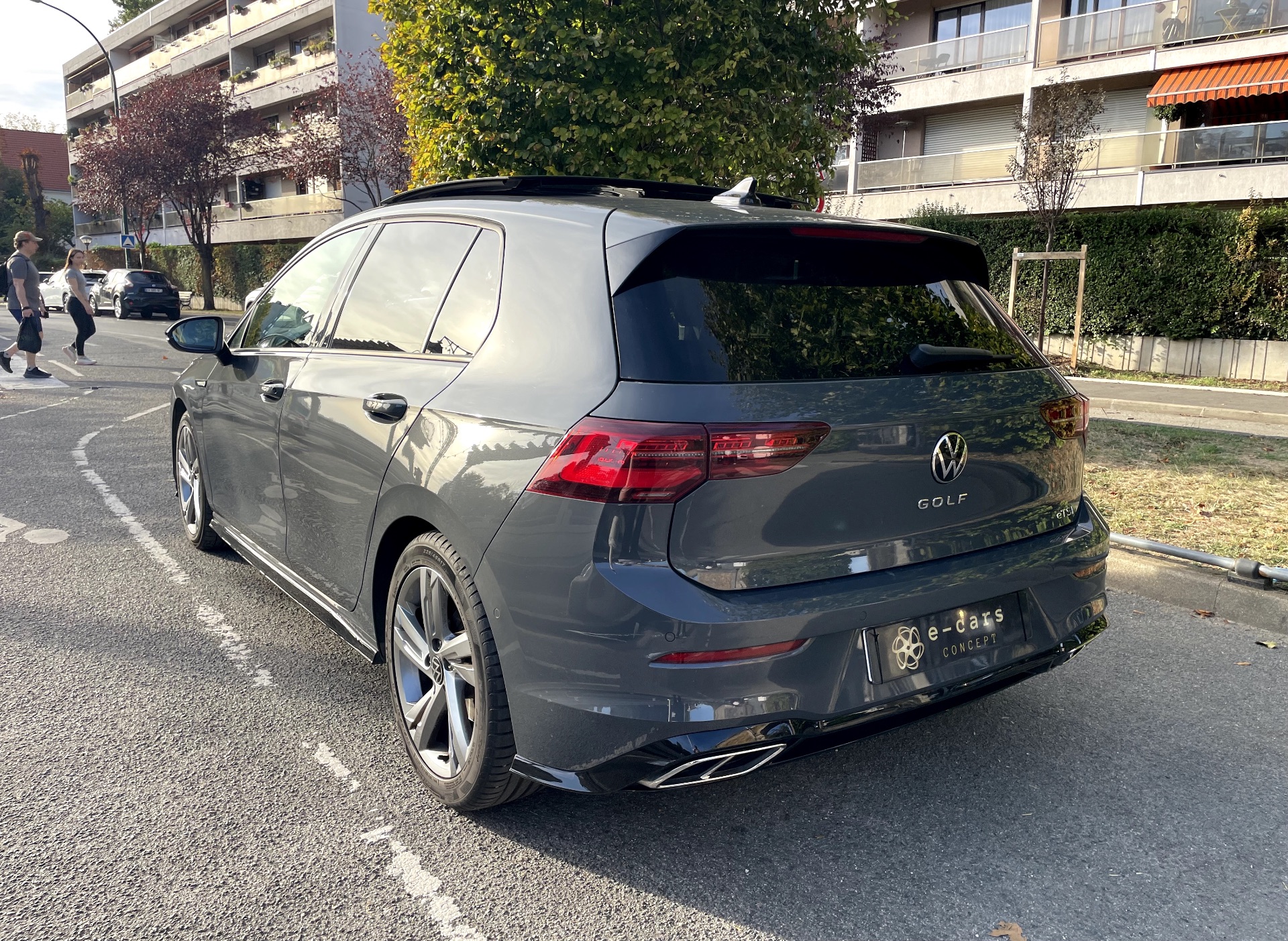 VOLKSWAGEN GOLF R LINE