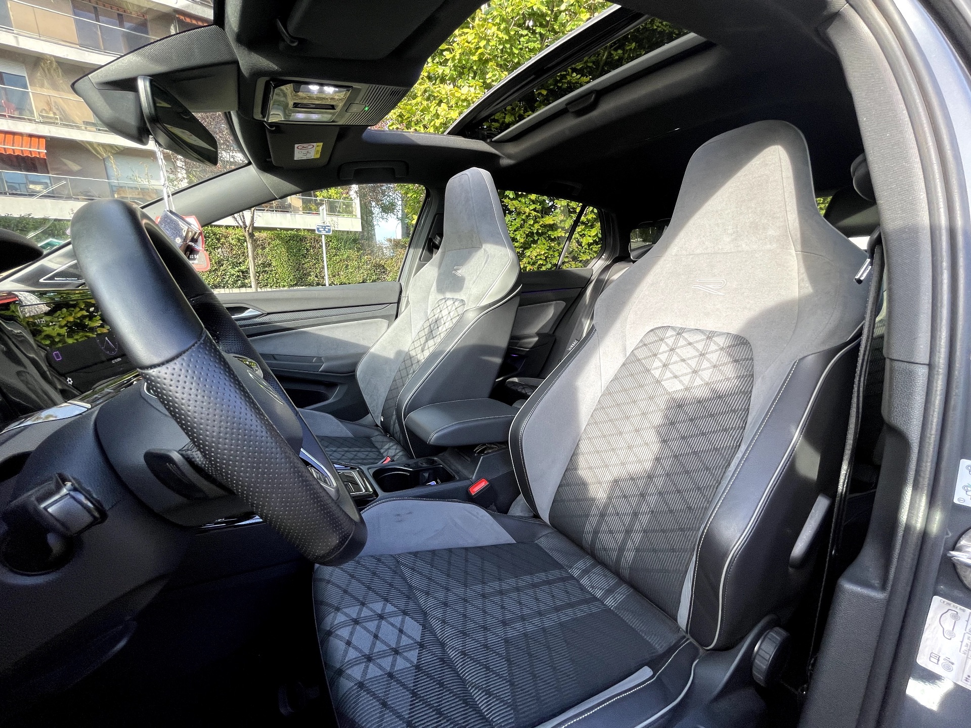 VOLKSWAGEN GOLF R LINE